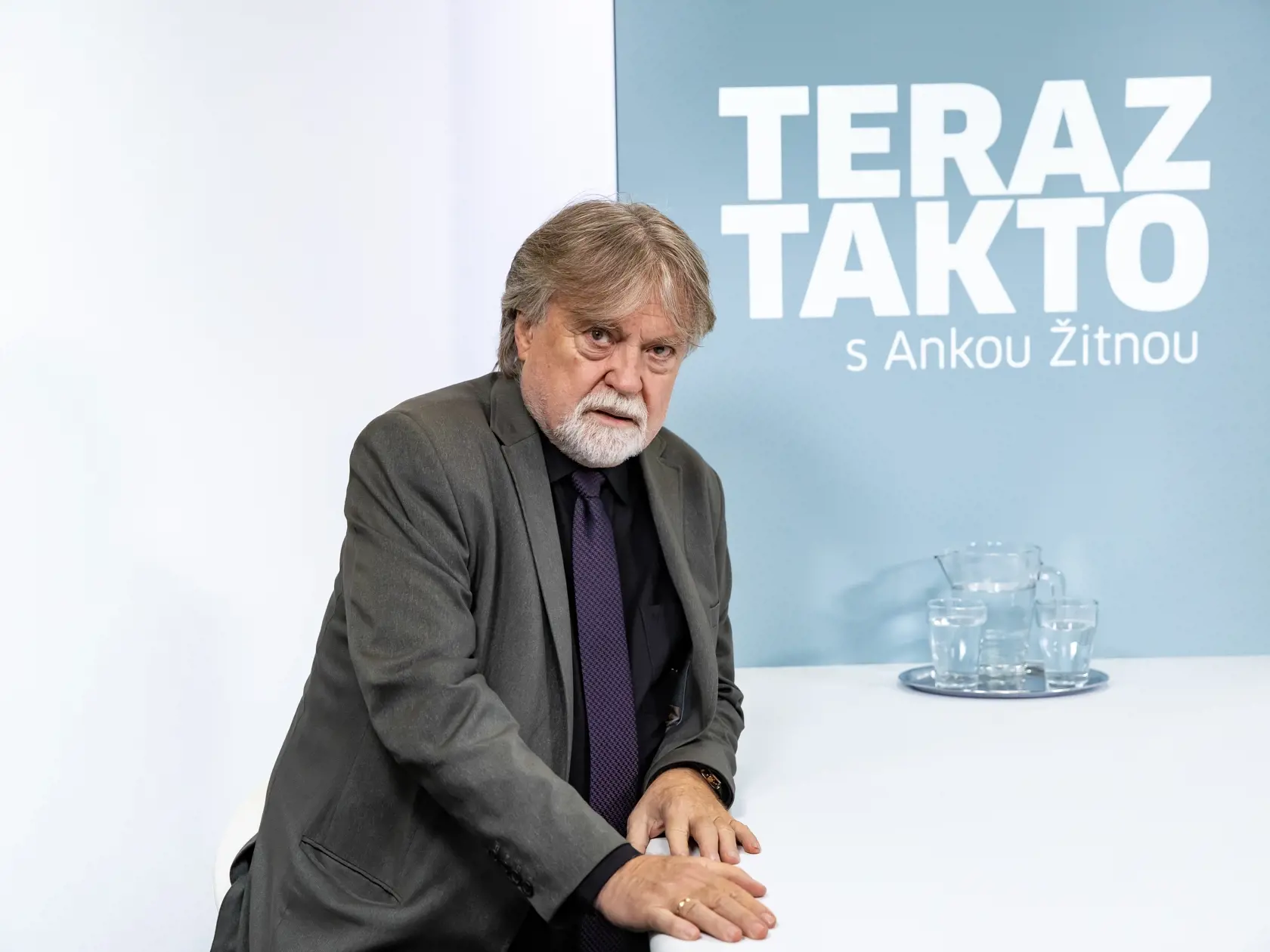 Operný a operetný spevák aj poslanec NR SR Dušan Jarjabek tvrdí, že umelec nemá vnášať politiku do svojej práce.