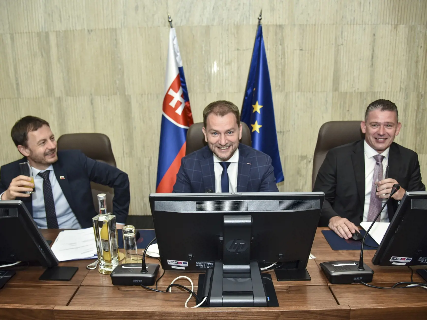 Na snímke zľava podpredseda vlády a minister financií Eduard Heger (OĽaNO), predseda vlády SR Igor Matovič (OĽaNO) a minister vnútra SR Roman Mikulec (OĽaNO) počas 28. schôdze vlády SR 8. júla 2020 v Bratislave. FOTO TASR - Pavol Zachar
