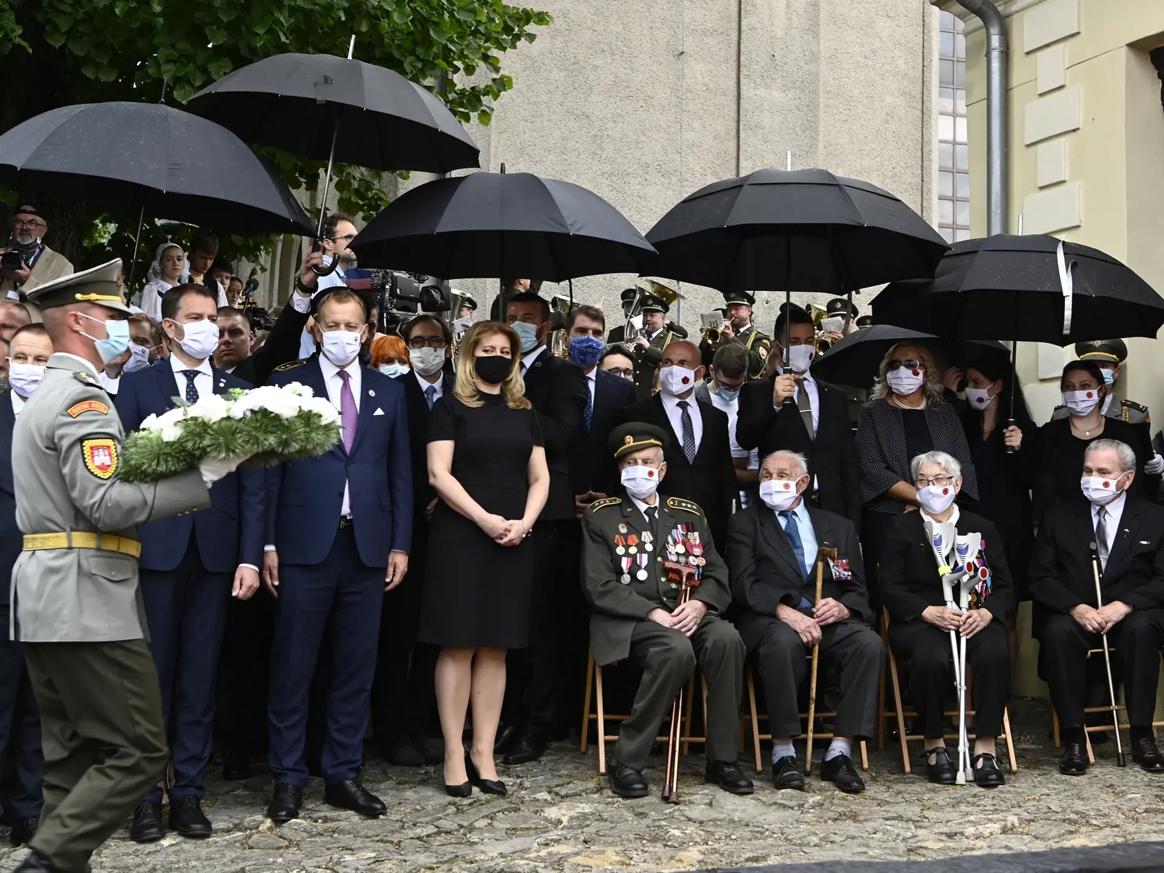 Na snímke uprostred sprava prezidentka SR Zuzana Čaputová, predseda Národnej rady SR Boris Kollá a predseda vlády SR Igor Matovič  a napravo hostia počas osláv 140. výročia narodenia generála Milana Rastislava Štefánika 21. júla 2020 v Košariskách. FOTO TASR - Radovan Stoklasa