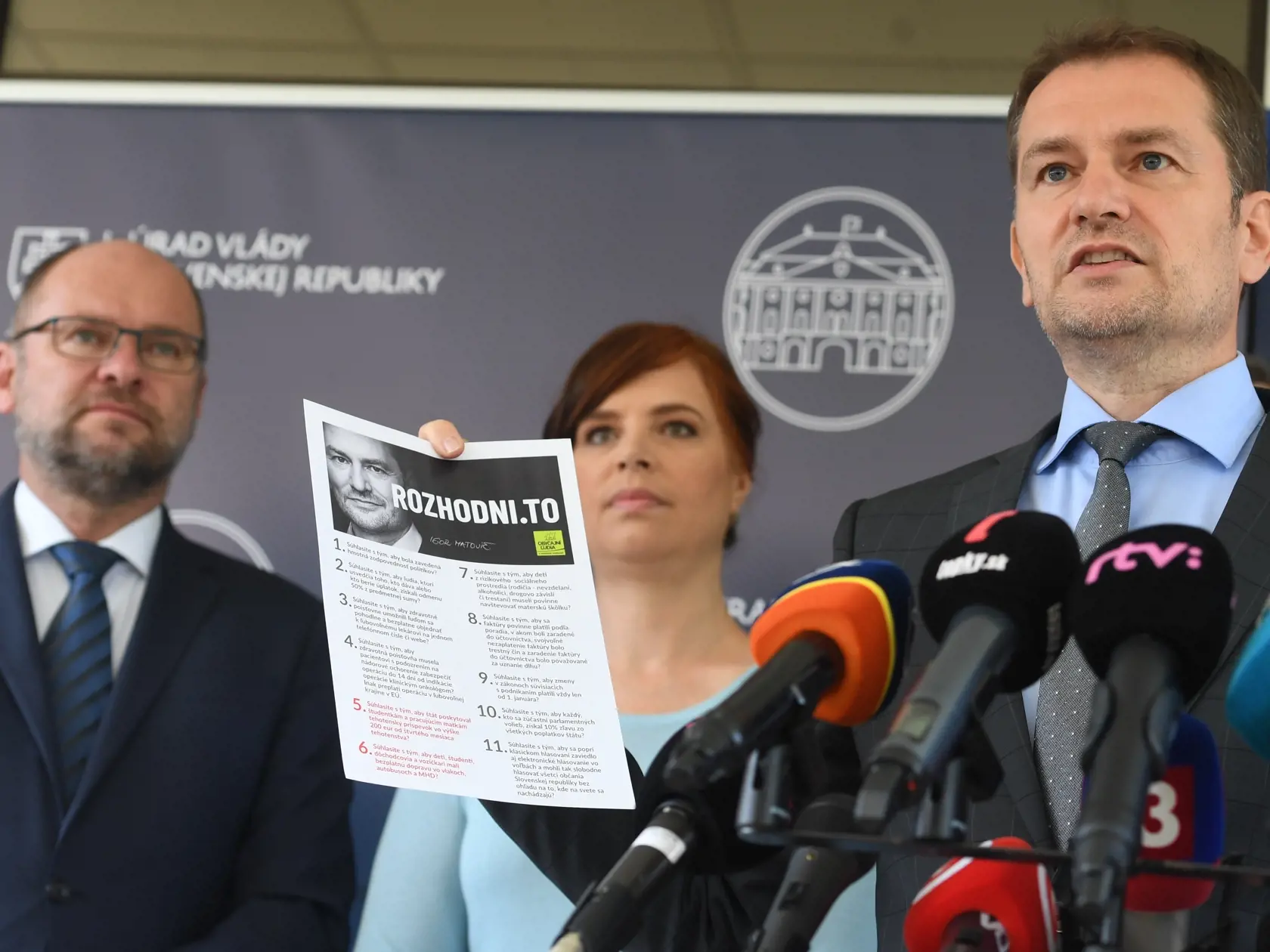 Na snímke sprava predseda vlády SR Igor Matovič (OĽaNO), podpredsedníčka vlády a ministerka investícií, regionálneho rozvoja a informatizácie SR Veronika Remišová (Za ľudí) a podpredseda vlády a minister hospodárstva SR Richard Sulík (SaS) počas tlačovej konferencie, na ktorej predstavili veľký sociálny balík na podporu rodín, študentov, zdravotne ťažko postihnutých ľudí a seniorov v Bratislave v stredu 15. júla 2020. FOTO TASR - Martin Baumann
