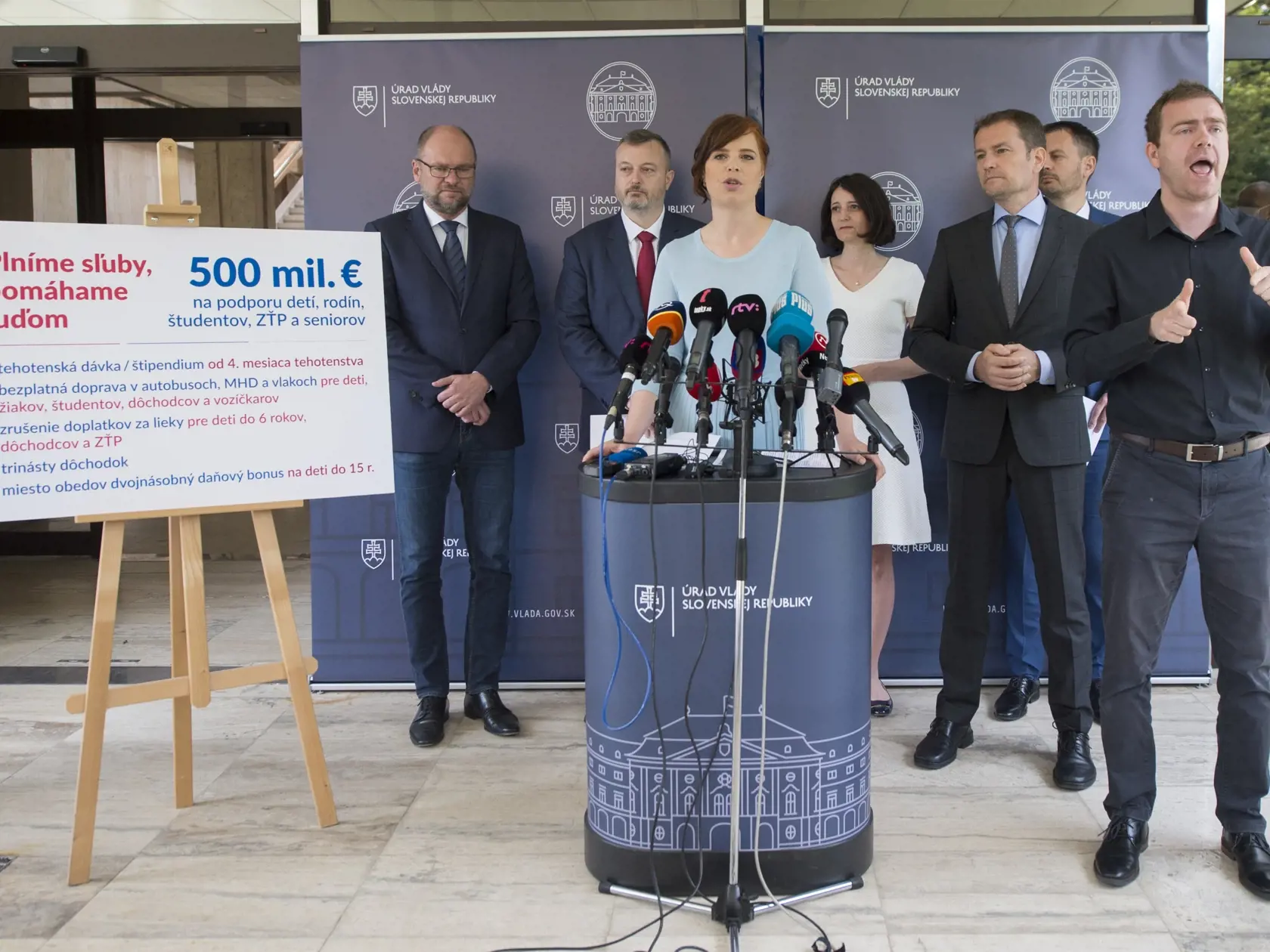 Na snímke zľava podpredseda vlády SR a minister hospodárstva SR Richard Sulík (SaS), minister práce, sociálnych vecí a rodiny Milan Krajniak (Sme rodina), podpredsedníčka vlády a ministerka investícií, regionálneho rozvoja a informatizácie SR Veronika Remišová (Za ľudí), poslankyňa NR SR Jana Žitňanská (Za ľudí), premiér SR Igor Matovič a podpredseda vlády a minister financií SR Eduard Heger (obaja OĽaNO) počas tlačovej konferencie, na ktorej vládna koalícia predstavila veľký sociálny balík na p