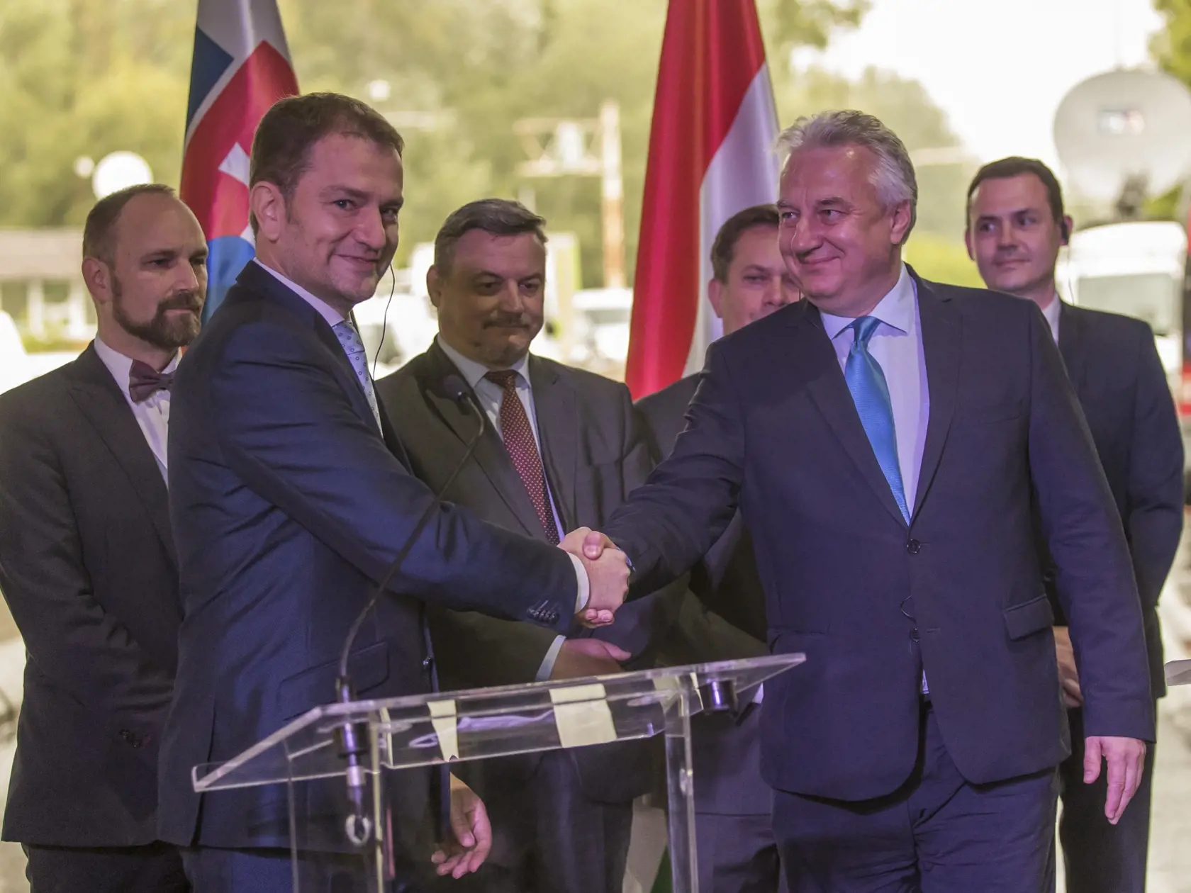 na snimke  -  Igor Matovič predseda vlady SR a Zsolt Semjén vicepreniér vlády Maďarska na hraničnom prechode Medveďov- Vámosszabadi
