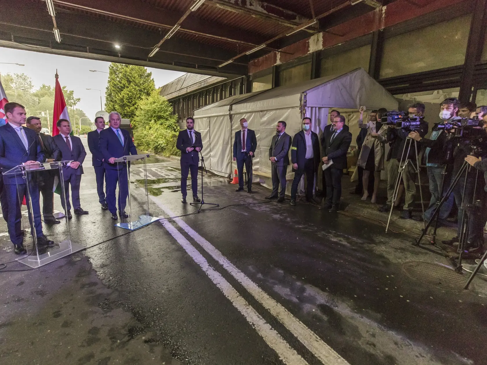 na snimke  -  Igor Matovič predseda vlady SR a Zsolt Semjén vicepreniér vlády Maďarska na hraničnom prechode Medveďov- Vámosszabadi