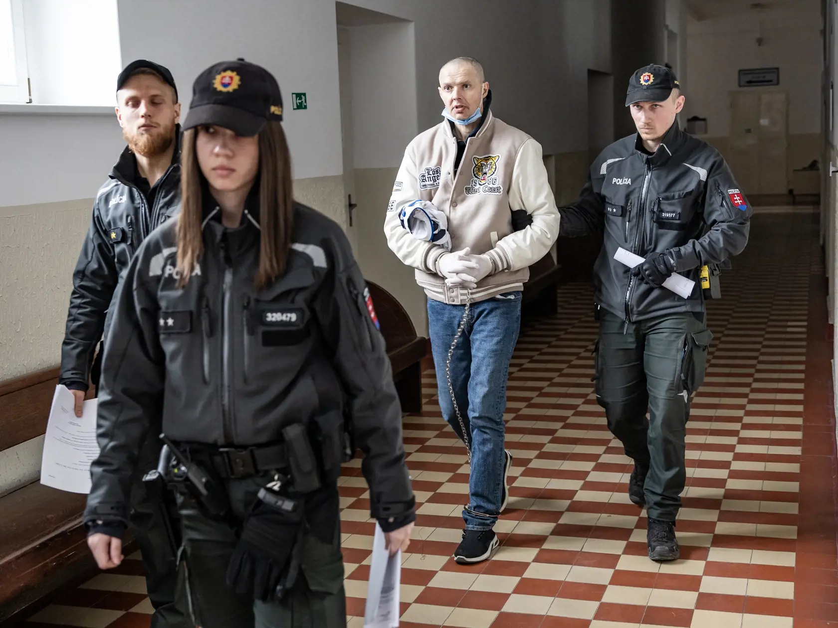 Rozhodovanie o väzbe pre Patrika, ktorého zdržali Mestský policajti v Bratislave a následne ušiel štátnym policajtom.