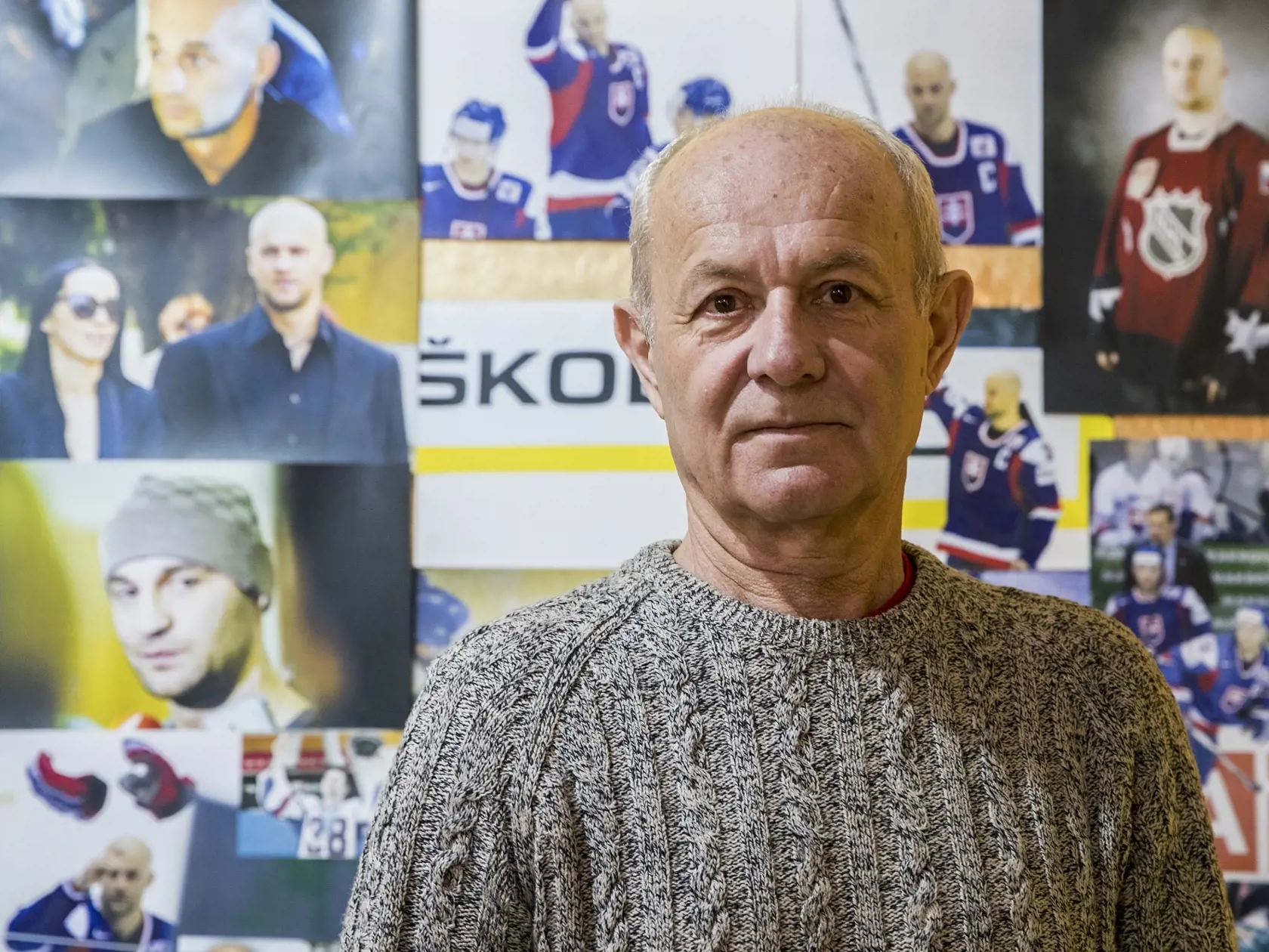 Na snimke Pavel Demitra stoji v sieni slavy svojho syna, tragicky zosnuleho slovenskeho hokejistu Pavla Demitru na zakladnej skole v Dubnici nad Vahom.