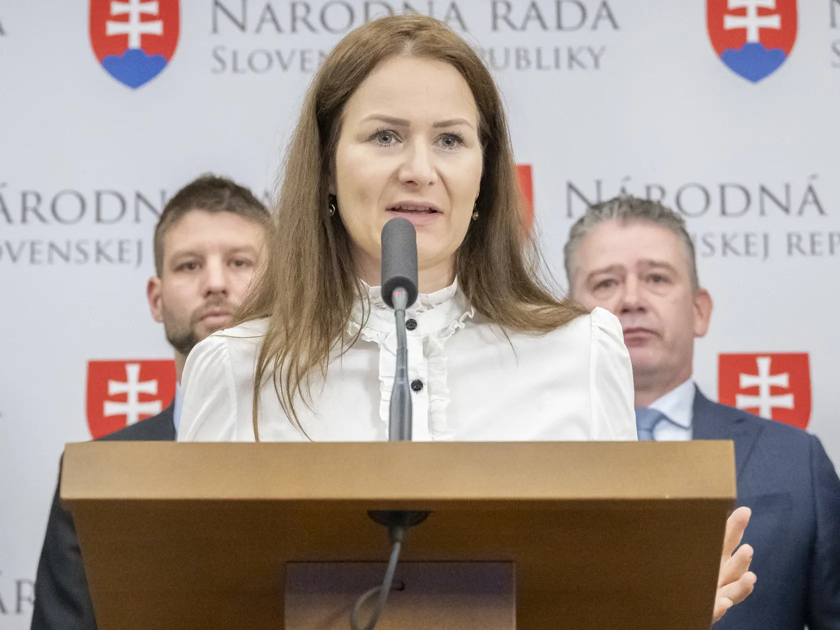 Na snímke opoziční poslanci NR SR, zľava Michal Šimečka (PS), Martina Holečková (KDH) a Roman Mikulec (Slovensko) počas tlačovej konferencie na tému Odvolanie ministra vnútra Matúša Eštoka Šutaja (Hlas-SD) v Bratislave 22. novembra 2023. FOTO TASR - Martin Baumann