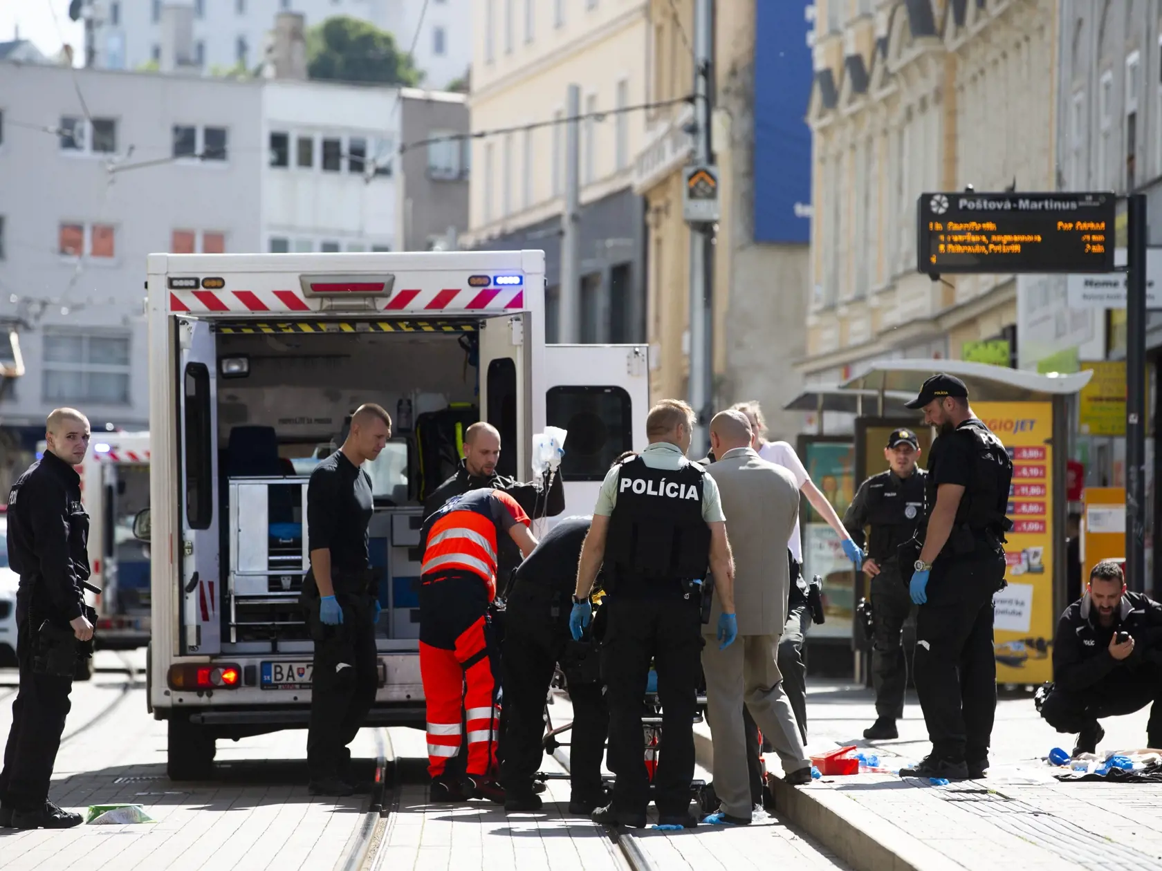 Pri streľbe na Obchodnej ulici utrpelo vážne zranenie mladé dievča.