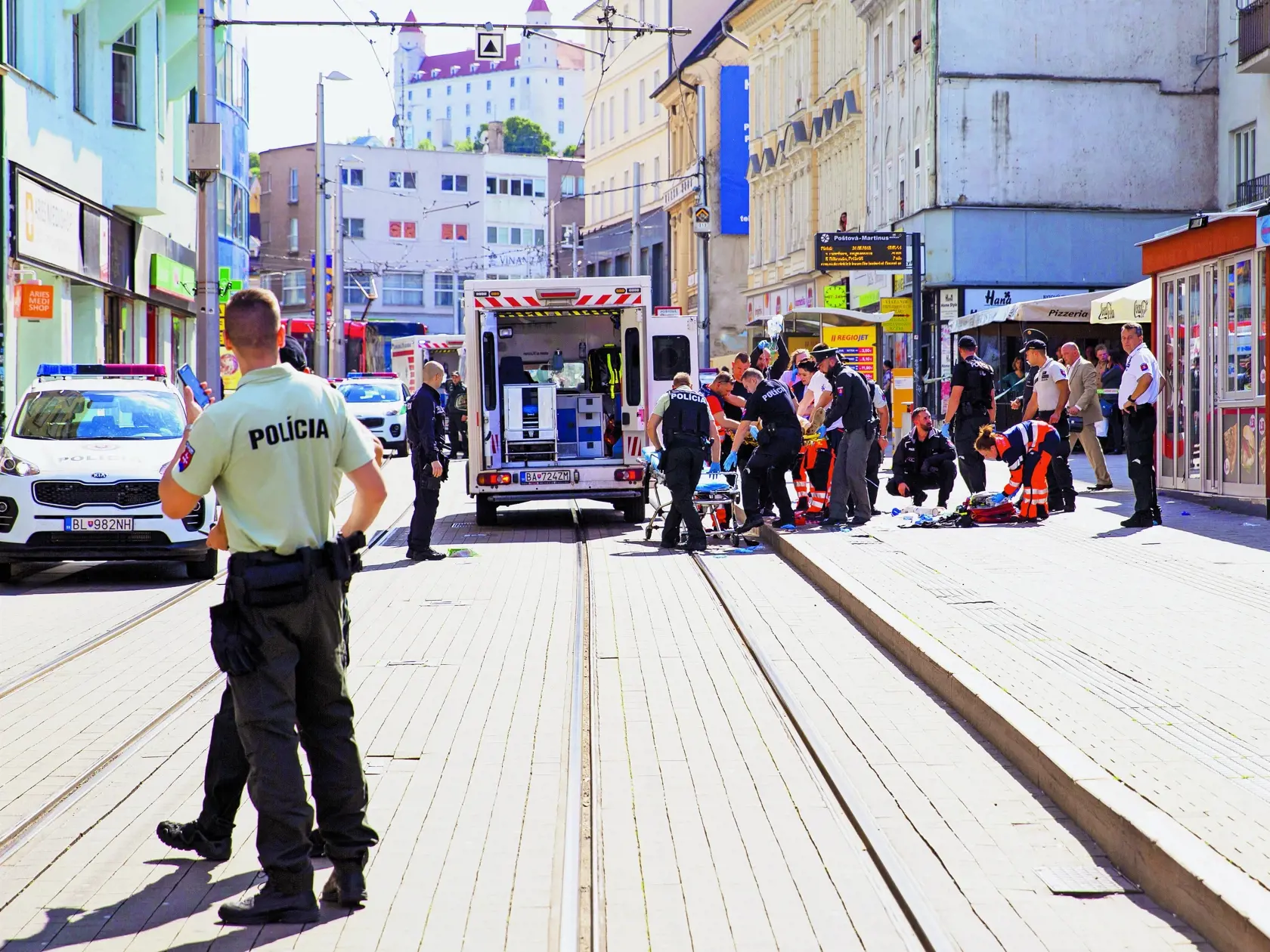 Policajti a záchranári počas streľby na Obchodnej ulici v Bratislave.