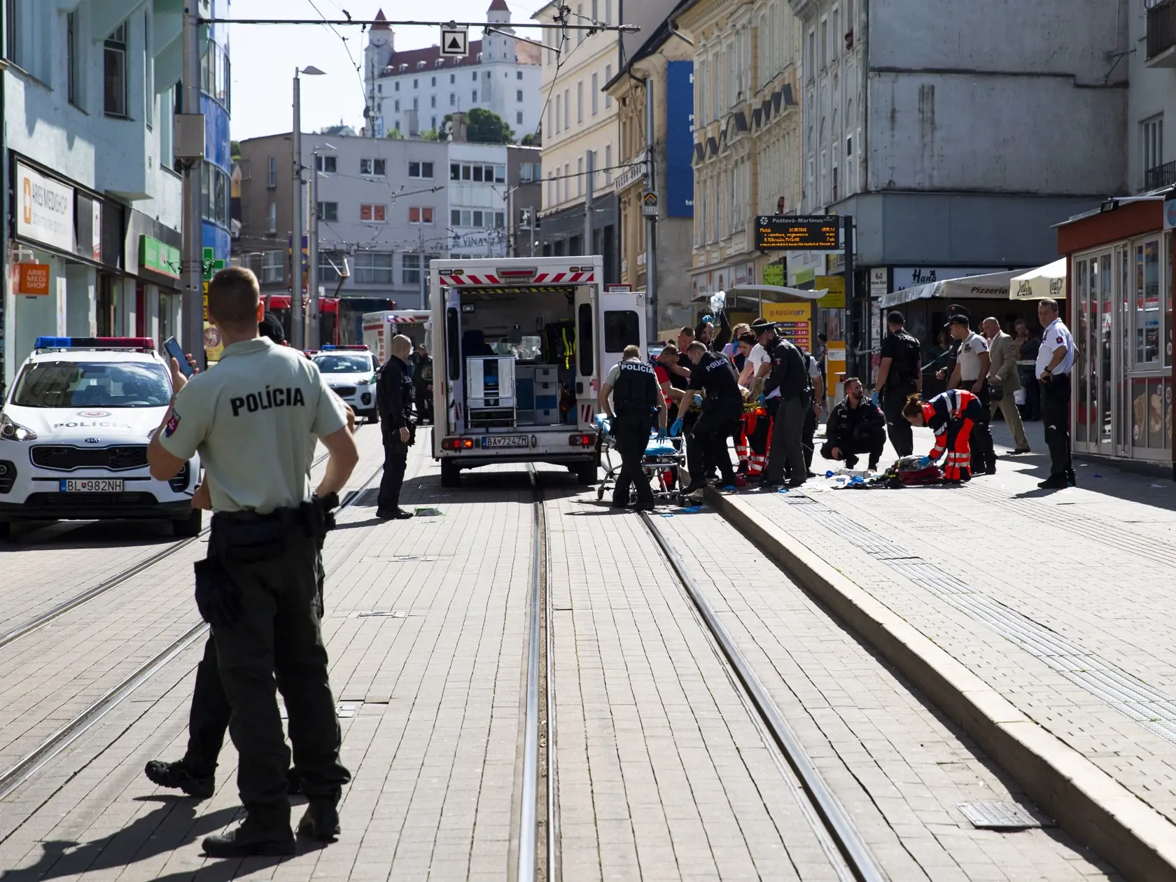 Policajti a záchranári počas streľby na Obchodnej ulici v Bratislave.
