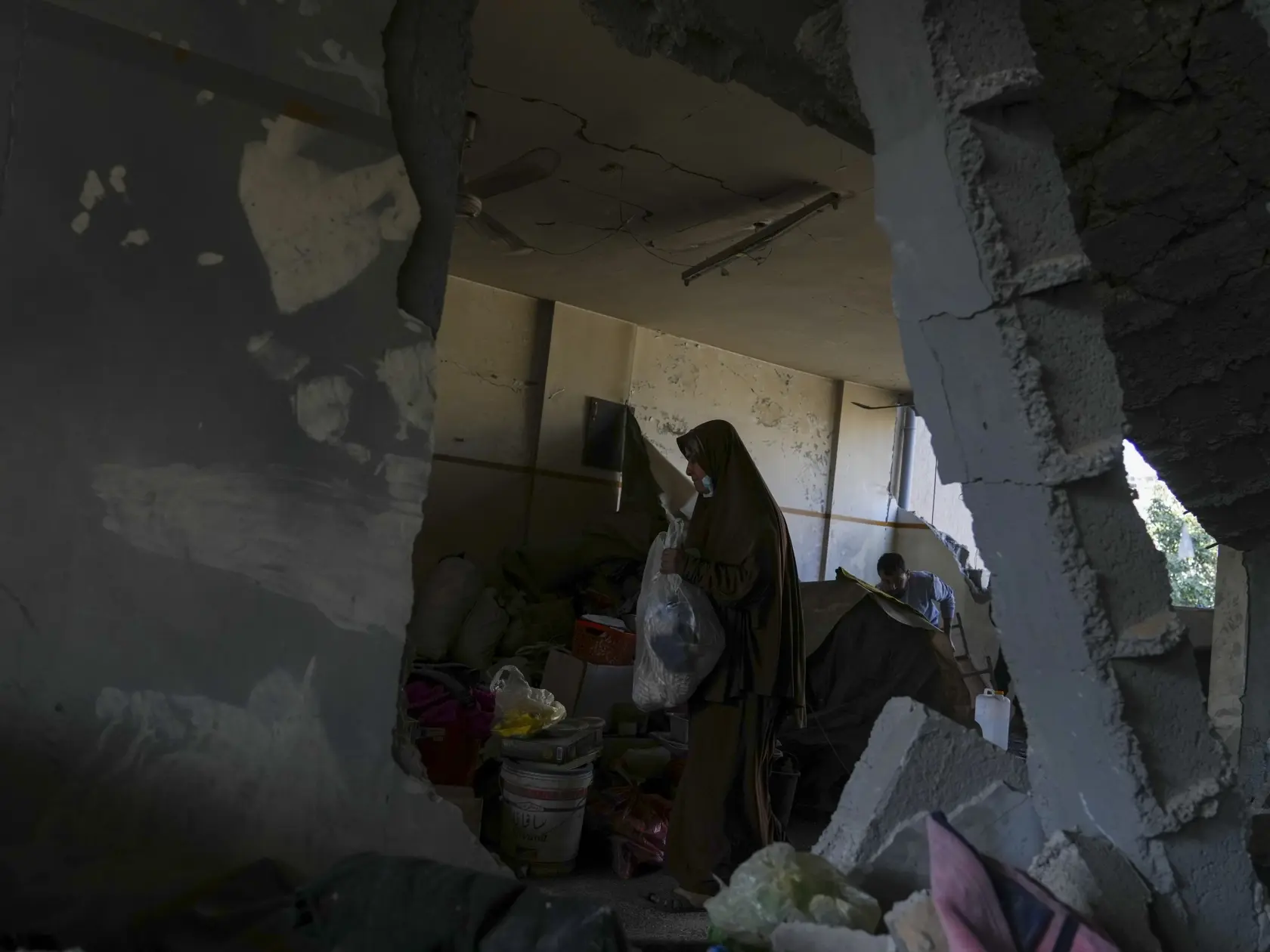 Palestínčania skúmajú trosky budovy zničenej školy Al-Tabi'in po izraelskom leteckom útoku na centrálne Pásmo Gazy 18. marca 2025. Počet obetí izraelských útokov v Pásme Gazy stúpol na viac ako 400, informovalo v utorok ministerstvo zdravotníctva pod správou palestínskeho militantného hnutia Hamas. Ďalších vyše 560 ľudí utrpelo zranenia a Červený kríž varoval pred preťažením zdravotníckych zariadení v enkláve. Hamas z útokov viní podporu Spojených štátov pre Izrael.