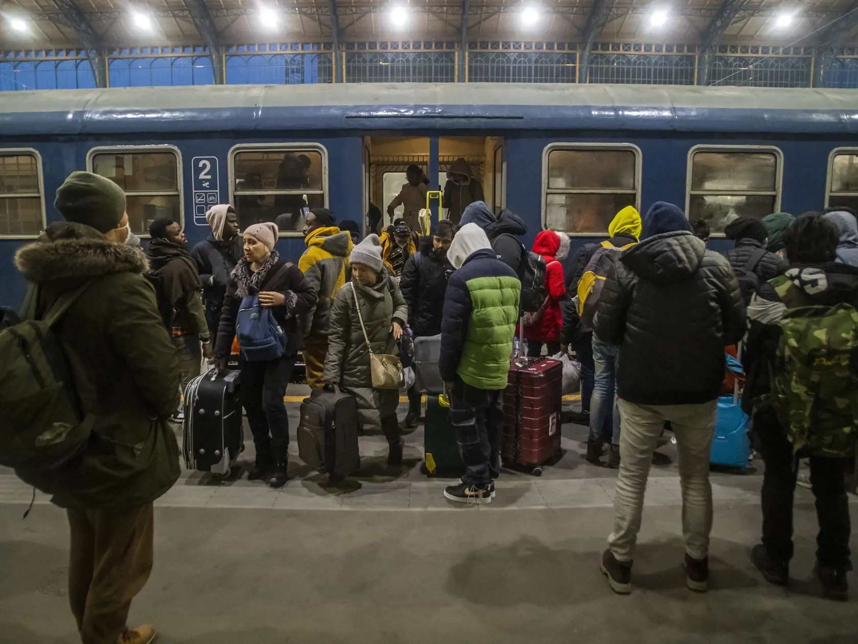 Utečenci z Ukrajiny prichádzajú na železničnú stanicu Nyugati pályaudvar v Budapešti 3. marca 2022.
