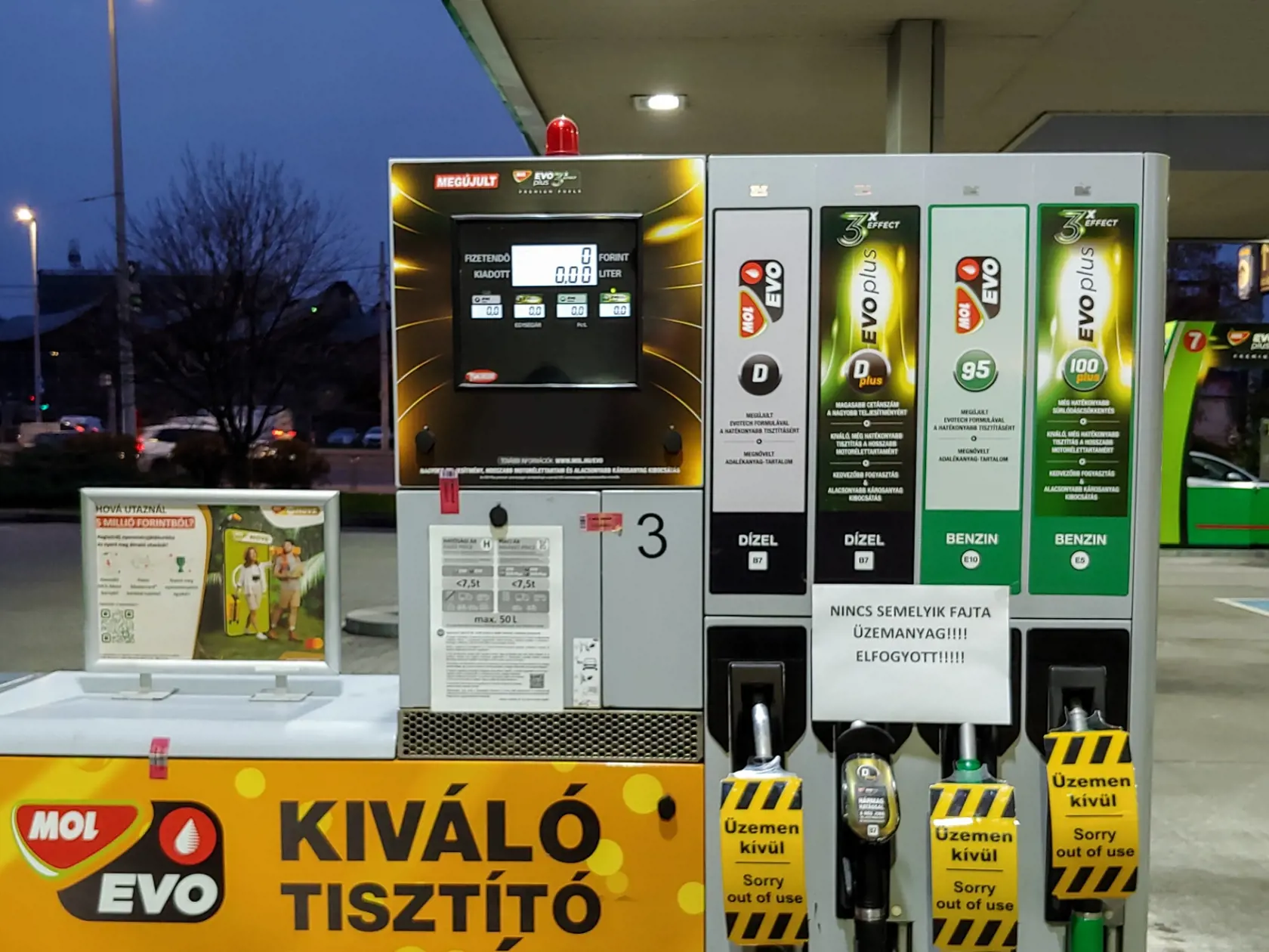 Nedostatok pohonných látok na maďarských čerpacích staniciach je čoraz vážnejší. Nielen počas víkendu, ale už aj v pondelok a utorok ráno sa na čerpacích staniciach tvorili dlhé rady, niektoré z nich už nemajú čo predávať.