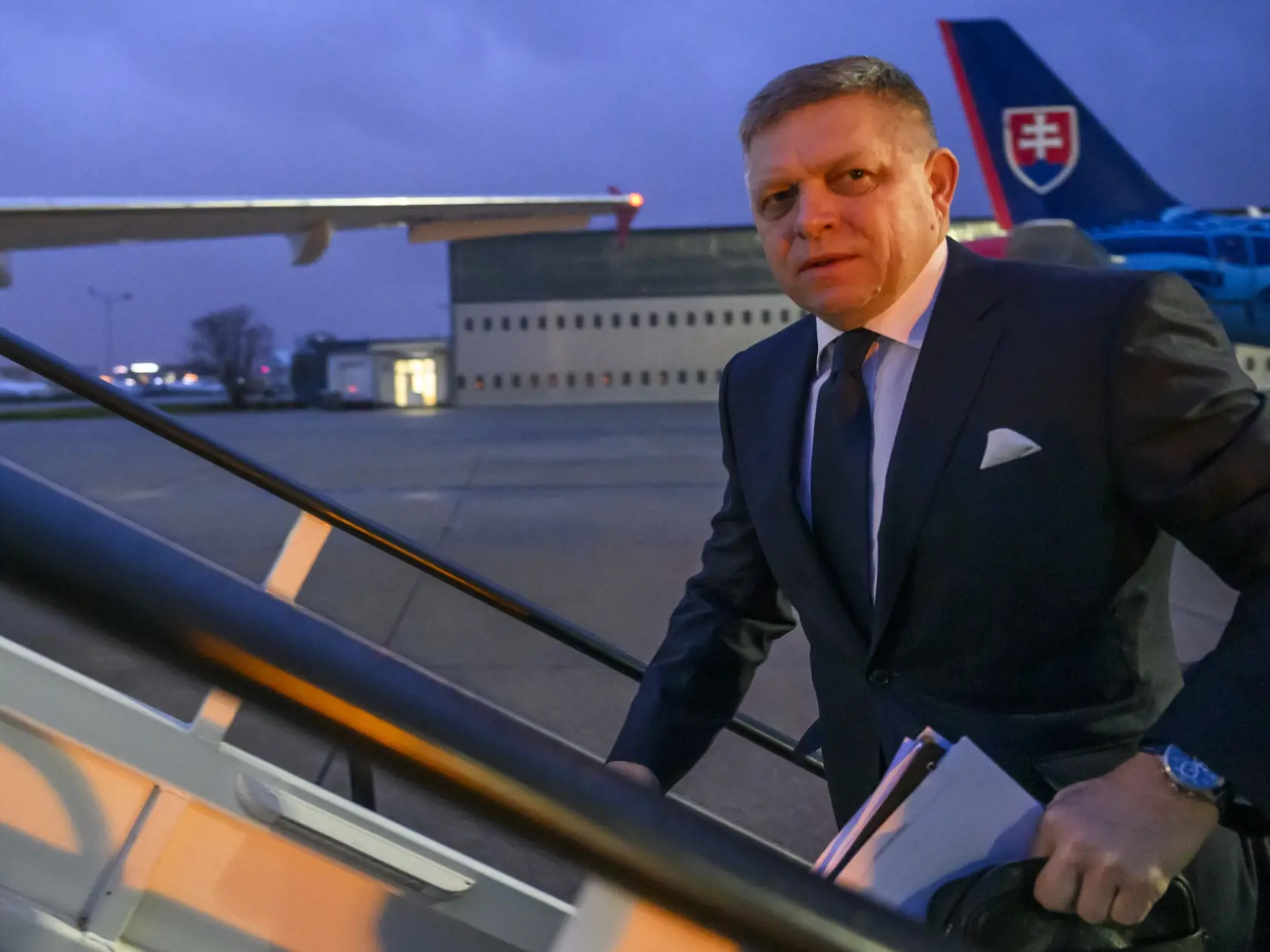 Premiér Slovenskej republiky Robert Fico (Smer-SD) odcestoval do Českej republiky na svoju prvú oficiálnu zahraničnú návštevu po vymenovaní do funkcie. Stretne sa tam s najvyššími ústavnými činiteľmi. Na snímke Robert Fico nastupuje do lietadla na letisku M. R. Štefánika v Bratislave 24. novembra 2023. FOTO TASR - Jaroslav Novák