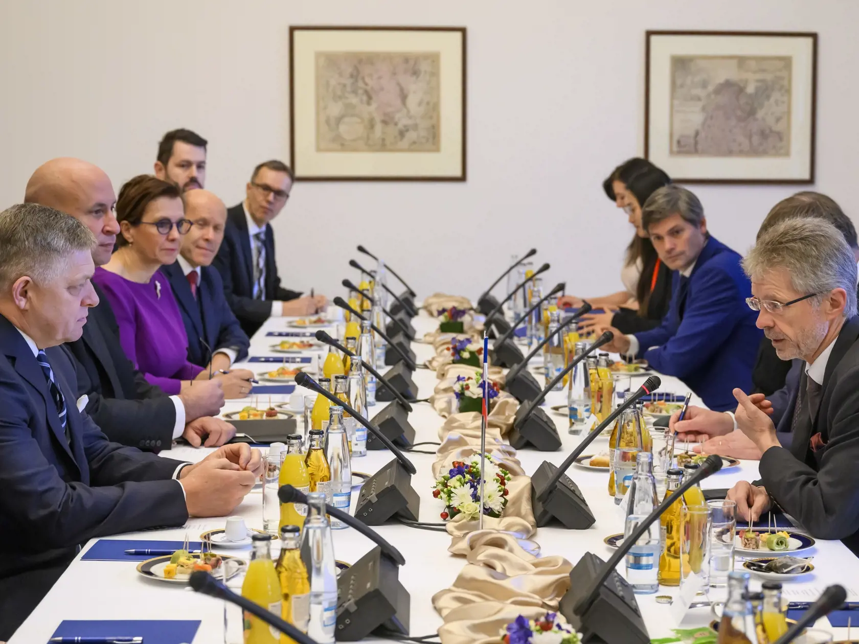 Predseda vlády Slovenskej republiky Robert Fico (Smer-SD) odcestoval do Českej republiky na svoju prvú oficiálnu zahraničnú návštevu po vymenovaní do funkcie. Stretne sa tam s najvyššími ústavnými činiteľmi. Na snímke vľavo Robert Fico počas stretnutia s predsedom Senátu českého parlamentu Milošom Vystrčilom (vpravo) v Prahe 24. novembra 2023. FOTO TASR - Jaroslav Novák