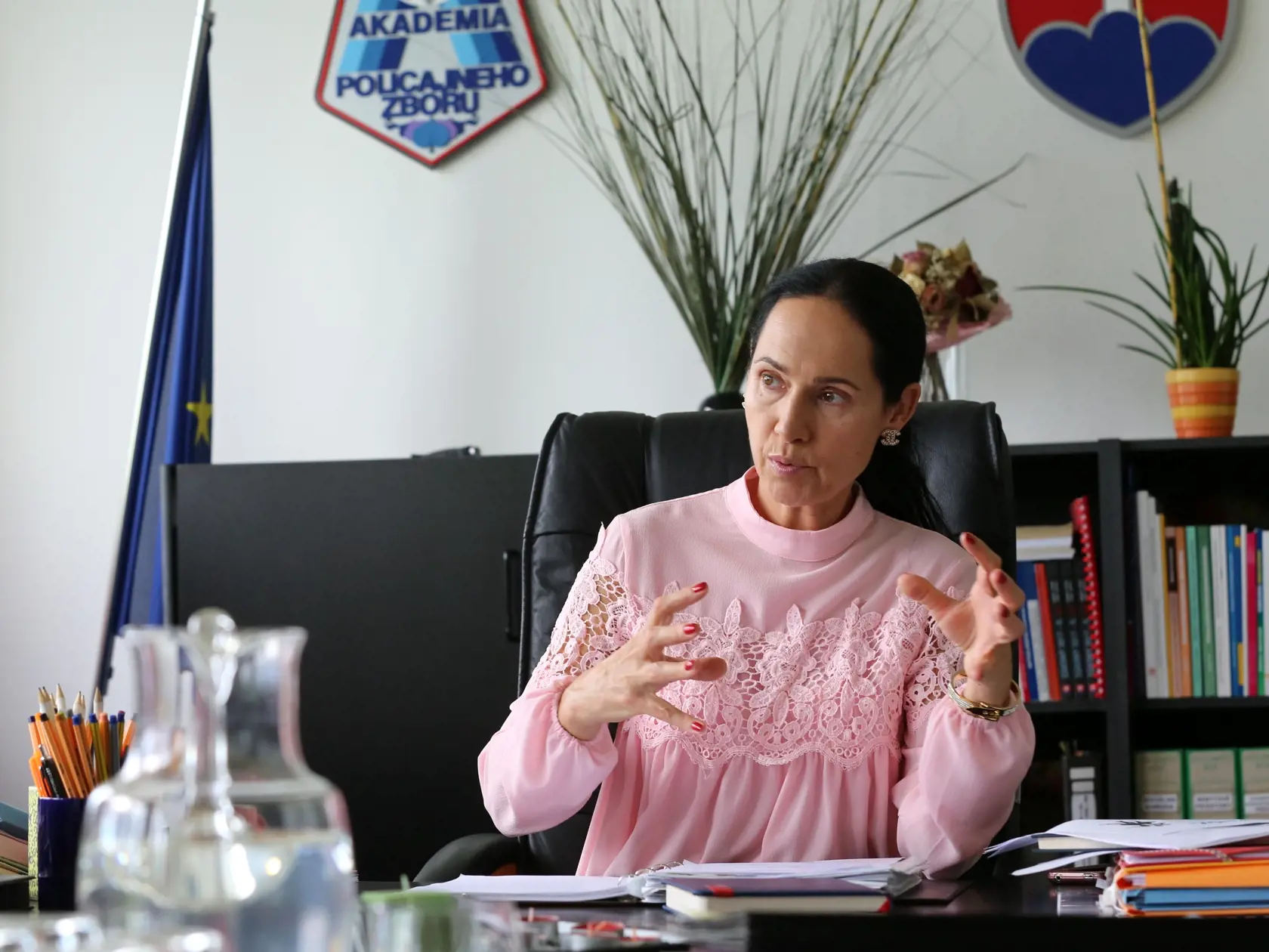 Akadémia Policajného zboru má nové vedenie. Zatiaľ čo Kurilovská rodine dievčaťa v maximálnej možnej miere pomáhala, nové vedenie, chce, aby Miška prerušila štúdium, ináč ju "vyhodia."