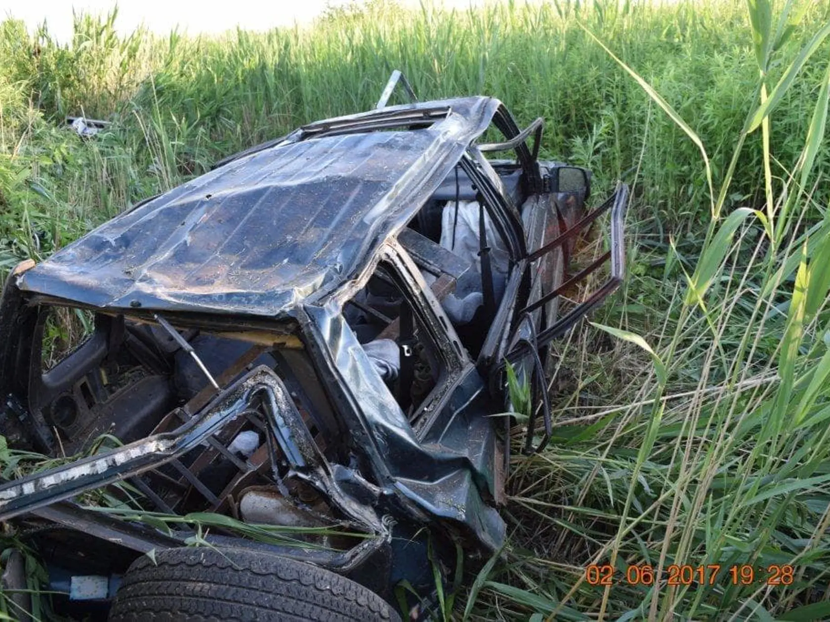 Len ťažko je rozpoznateľné, že kopa šrotu je vozidlo značky Suzuki Vitara.