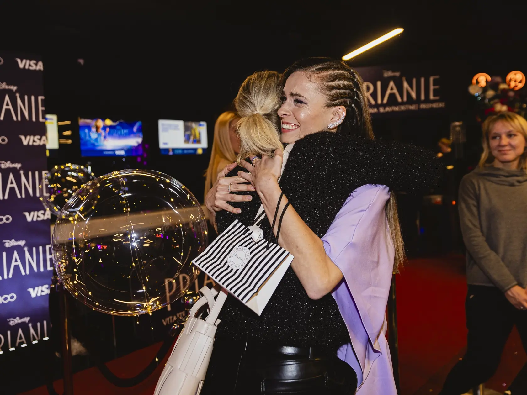 Na snímke Michaela Kapráliková a Dominika Richterová počas priemiéry animovanej rozprávky od štúdia DISNEY- PRIANIE v bratislavskom nákupnom centre Aupark.