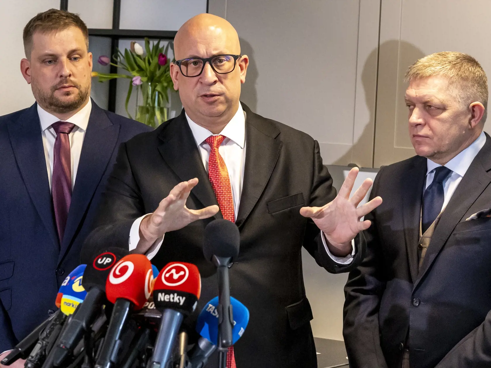 Tlačová konferencia predsedu vlády SR Roberta Fica a ministra dopravy SR Jozefa Ráža. Na snímke je premiér SR Robert Fico, minister zdravotníctva Kamil Šaško a minister dopravy Jozef Ráž.