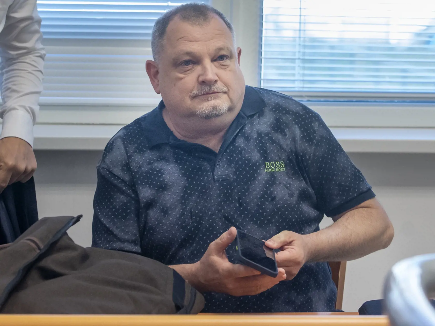 Na snímke obžalovaný Roman Paulíny prichádza na hlavné súdne pojednávanie v kauze sexuálneho zneužívania v detskom tábore Chachaland na Okresný  súd (OS) Bratislava II. v utorok 31. mája 2022. Hlavný organizátor tábora Roman Paulíny čelí obžalobe za sexuálne zneužívanie bývalej maloletej chovankyne tábora. FOTO TASR - Martin Baumann