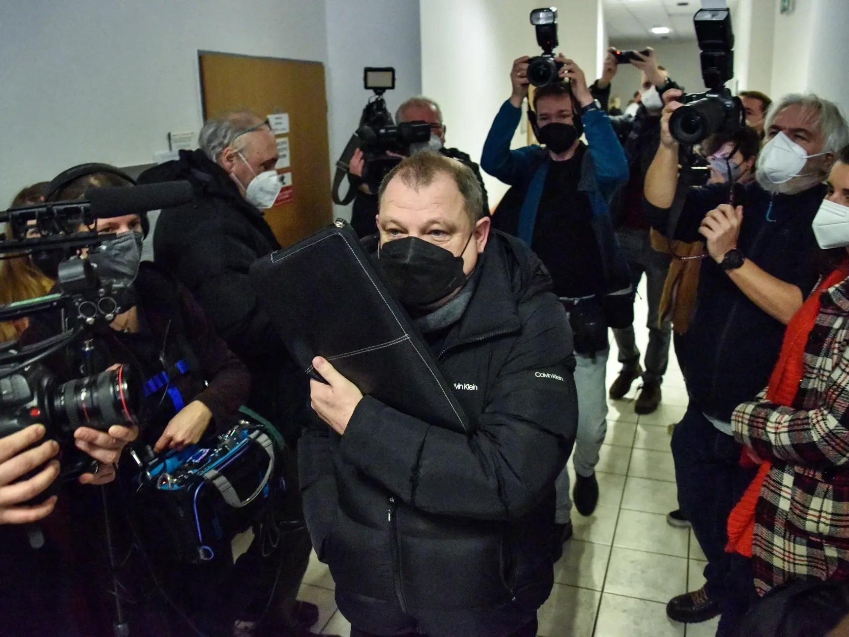 Na snímke uprostred obžalovaný organizátor a vedúci detského tábora Chachaland Roman P. prichádza na verejné pojednávanie na Okresnom súde Bratislava II vo veci sexuálneho zneužívania maloletého dievčaťa v utorok 18. januára 2022 v Bratislave. FOTO TASR - Pavol Zachar