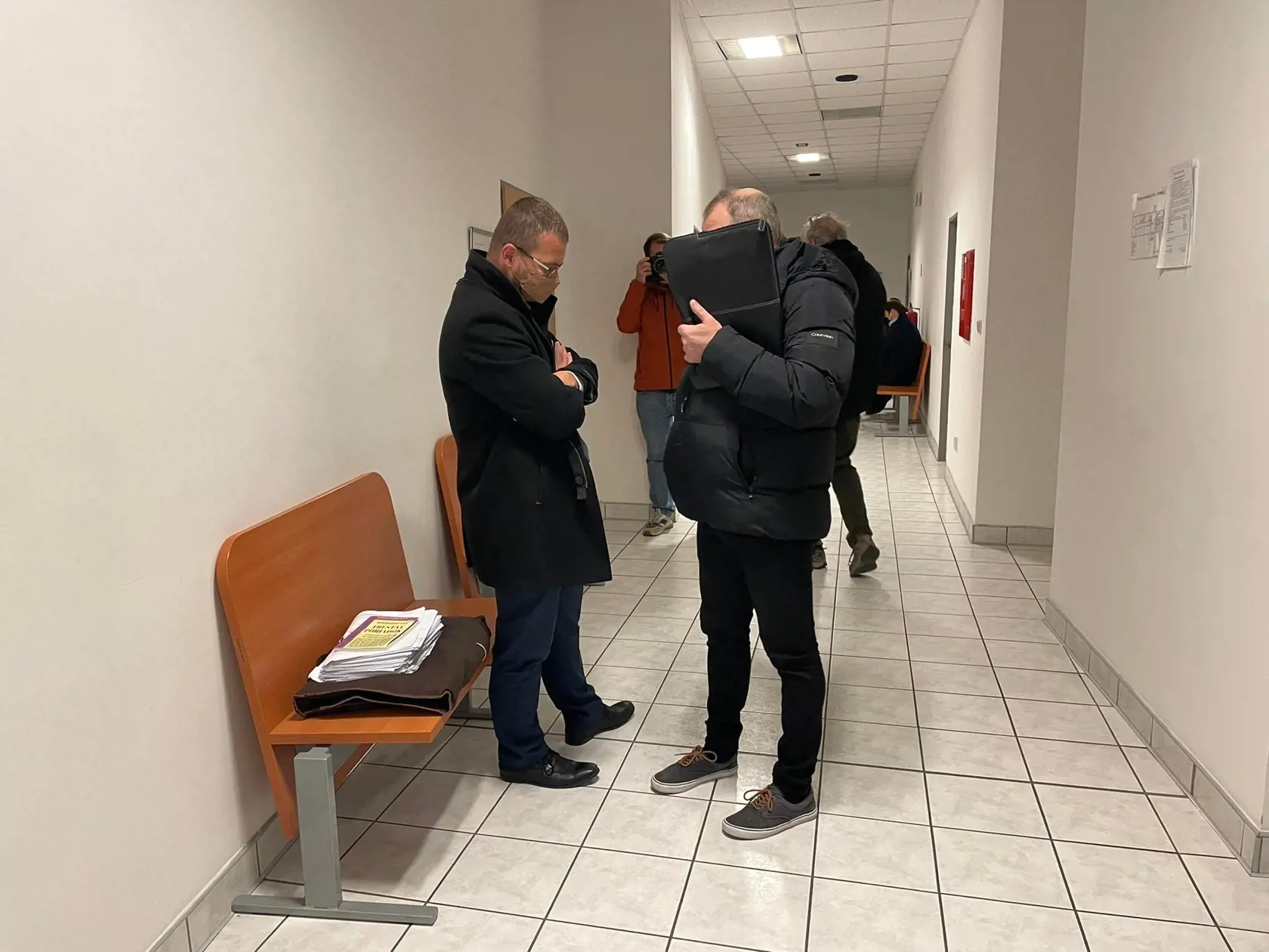 Takmer pred 3 rokmi sa prevalilo, že zakladateľ tábora Chachaland mal sexuálne zneužívať mladé dievčatá.  Dnes sa Roman Paulíny v kauze detského tábora postaví prvýkrát pre súd.