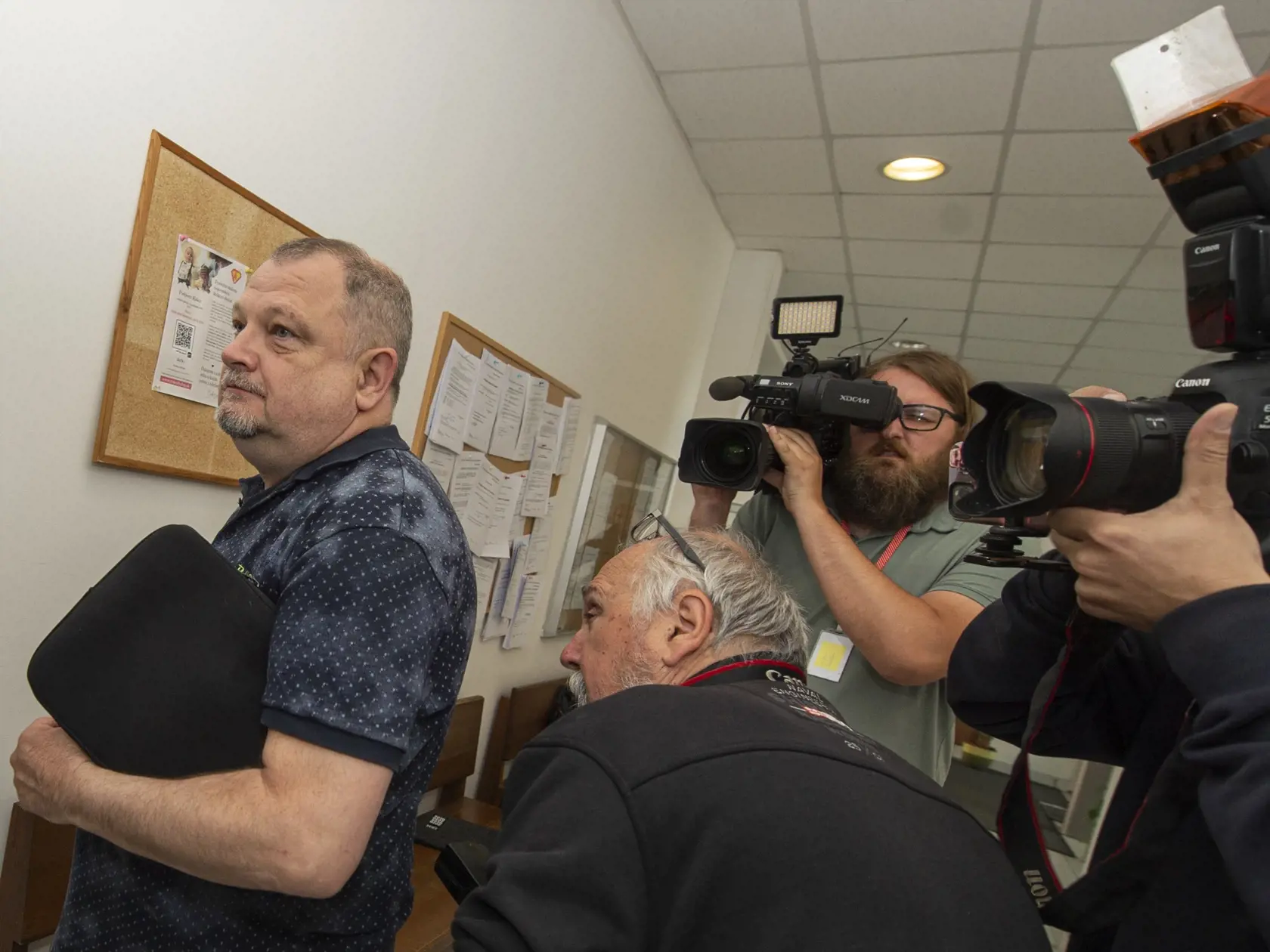 Na snímke obžalovaný Roman Paulíny prichádza na hlavné súdne pojednávanie v kauze sexuálneho zneužívania v detskom tábore Chachaland na Okresný  súd (OS) Bratislava II. v utorok 31. mája 2022. Hlavný organizátor tábora Roman Paulíny čelí obžalobe za sexuálne zneužívanie bývalej maloletej chovankyne tábora. FOTO TASR - Martin Baumann