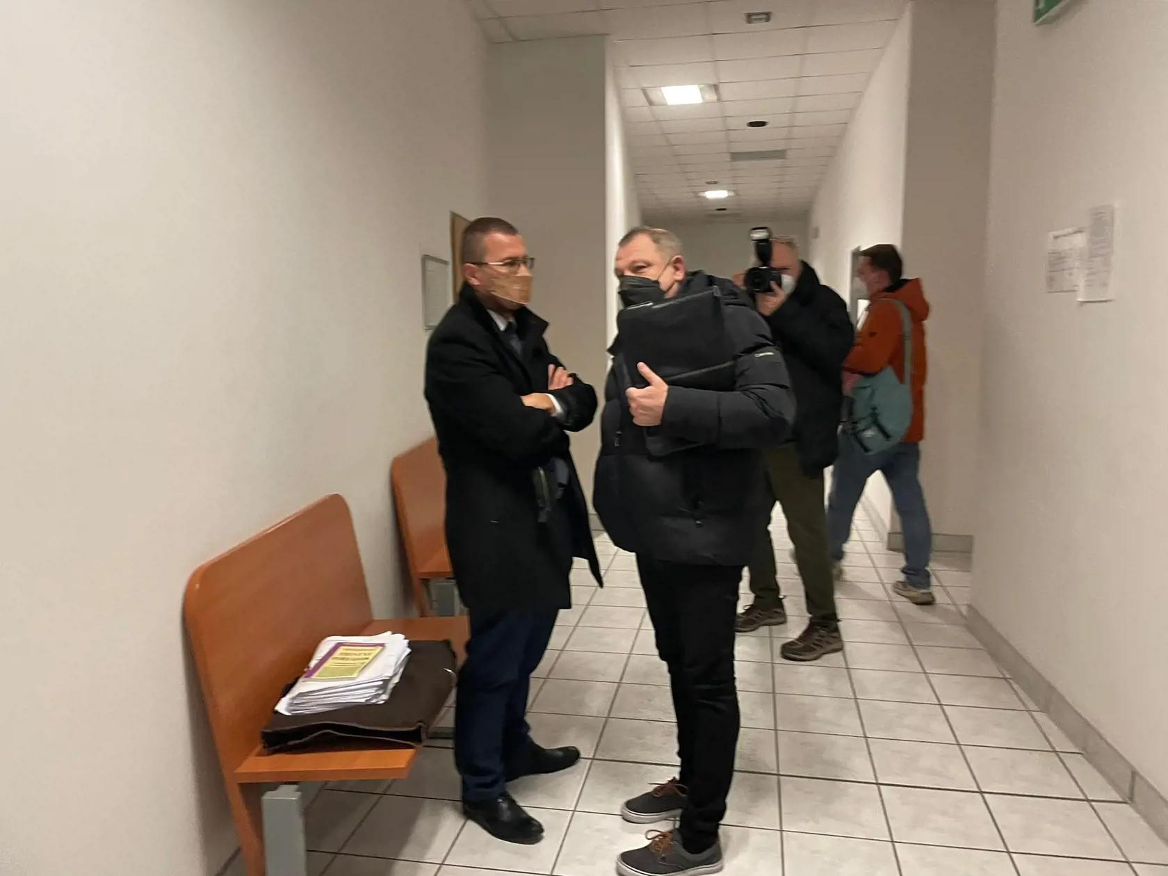 Takmer pred 3 rokmi sa prevalilo, že zakladateľ tábora Chachaland mal sexuálne zneužívať mladé dievčatá.  Dnes sa Roman Paulíny v kauze detského tábora postaví prvýkrát pre súd.