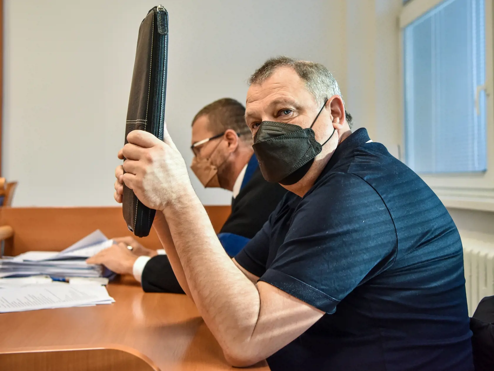 Na snímke v popredí obžalovaný organizátor a vedúci detského tábora Chachaland Roman P. počas verejného pojednávania na Okresnom súde Bratislava II vo veci sexuálneho zneužívania maloletého dievčaťa v utorok 18. januára 2022 v Bratislave. FOTO TASR - Pavol Zachar