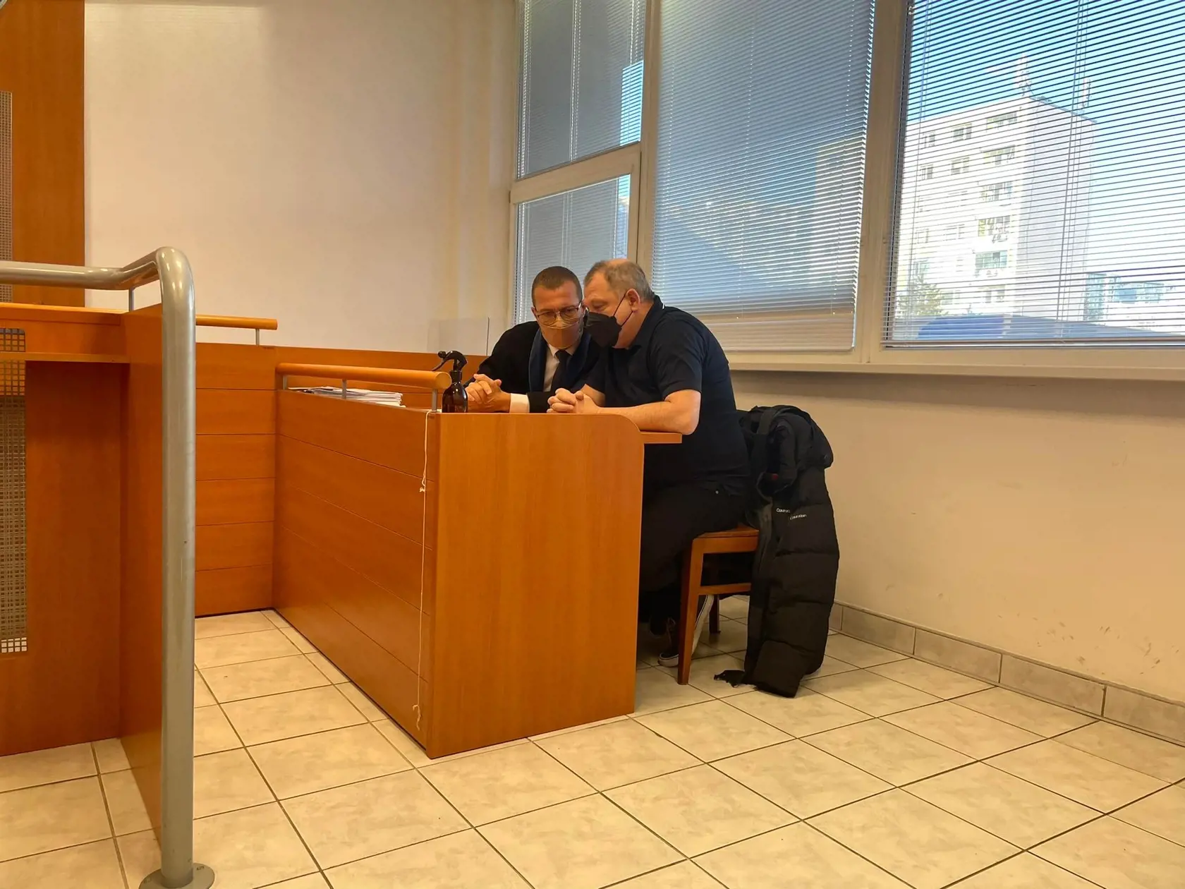 Takmer pred 3 rokmi sa prevalilo, že zakladateľ tábora Chachaland mal sexuálne zneužívať mladé dievčatá.  Dnes sa Roman Paulíny v kauze detského tábora postaví prvýkrát pre súd.
