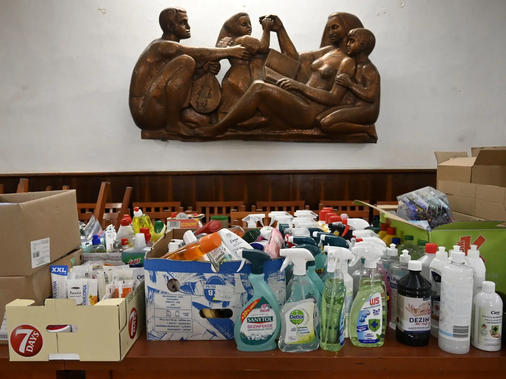 Na snímke drogéria v sklade humanitárnej pomoci pre utečencov z Ukrajiny v priestoroch Mestského kultúrneho strediska (MKS) v meste Veľké Kapušany 2. marca 2022. FOTO TASR - Roman Hanc