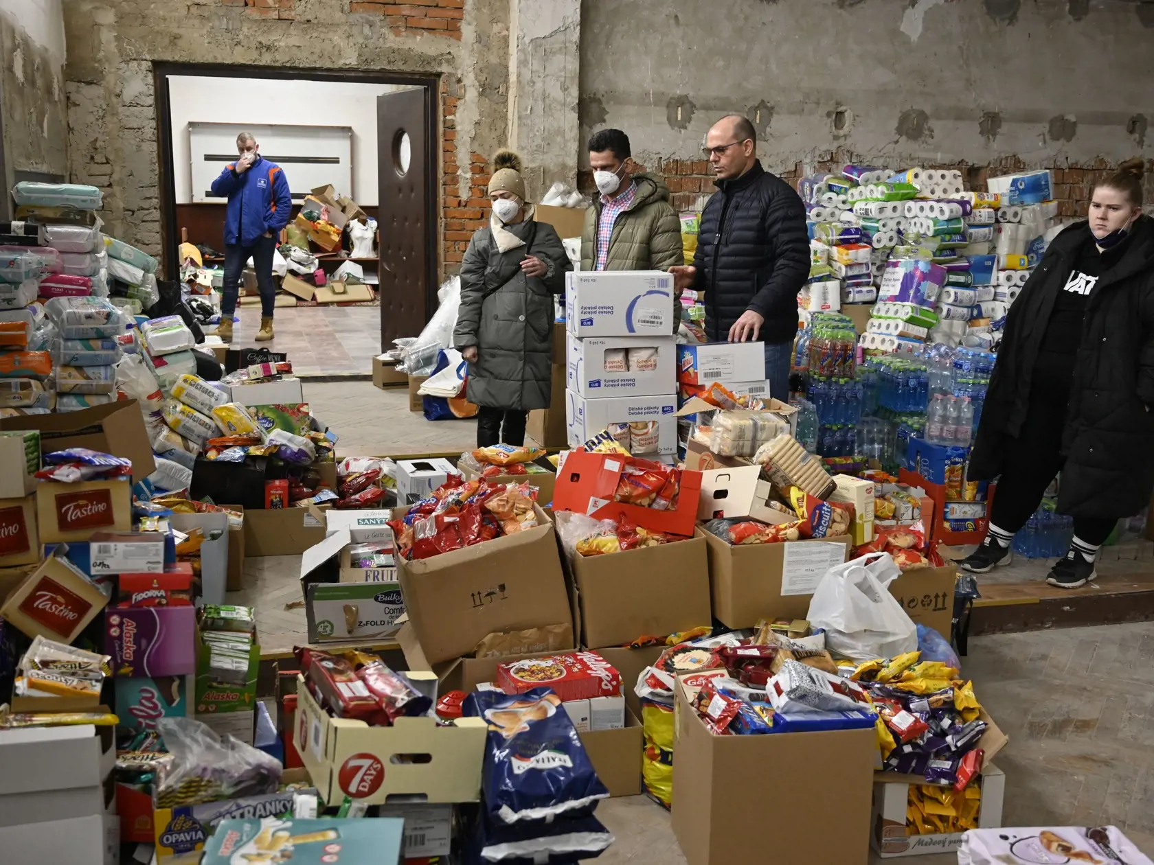 Na snímke sklad humanitárnej pomoci pre utečencov z Ukrajiny v priestoroch Mestského kultúrneho strediska (MKS) v meste Veľké Kapušany 2. marca 2022. FOTO TASR - Roman Hanc