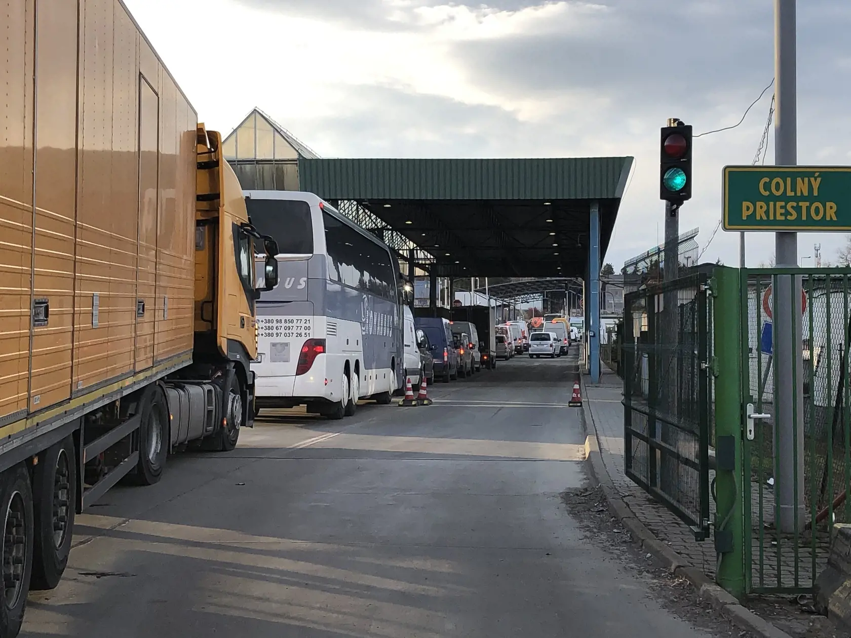 Doteraz mohla humanitárma pomoc kamiónmi prechádzať len cez hraničný priechod Vyšné Nemecké/Užhorod.