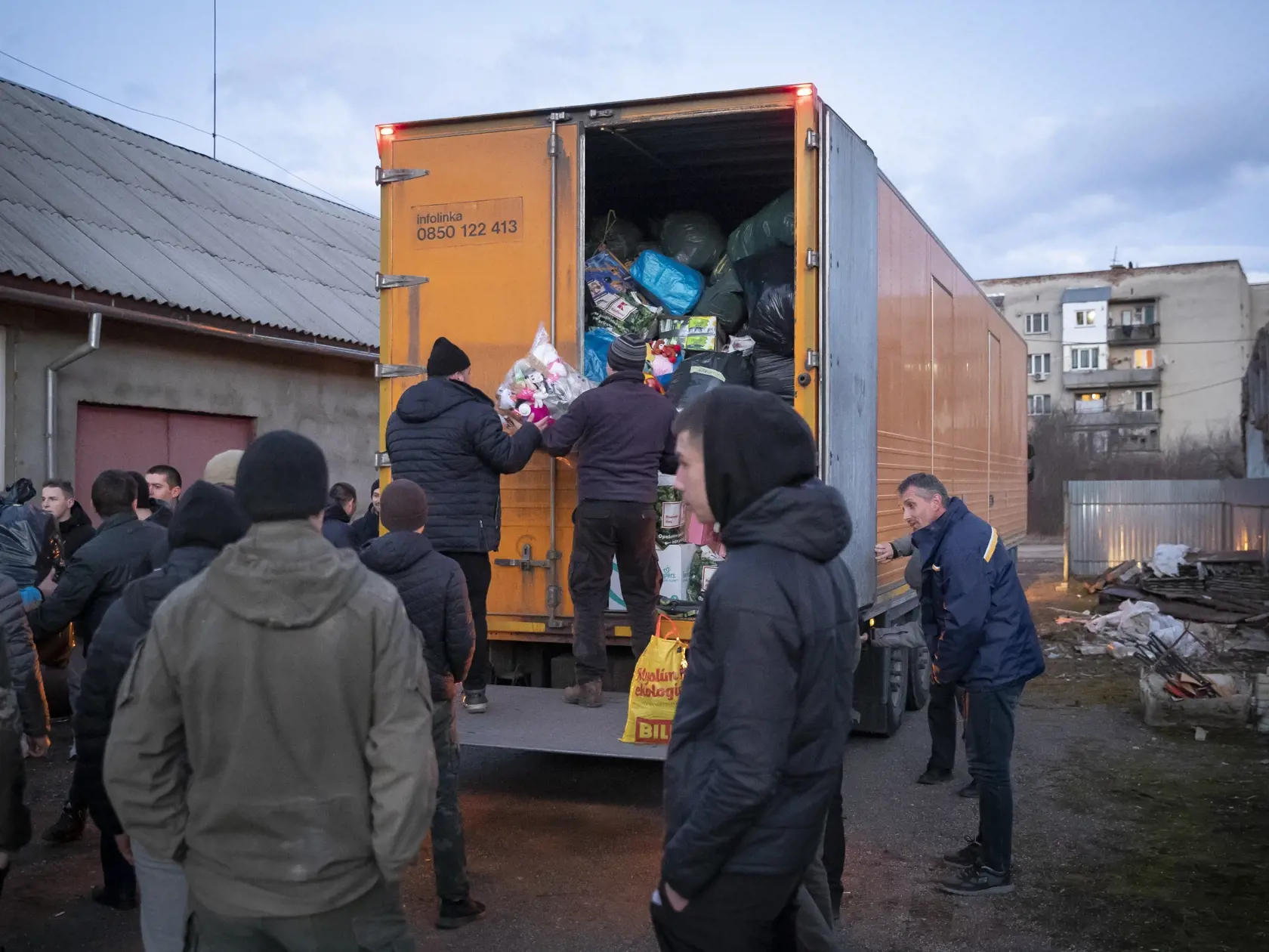 Vykládka humanitnej pomoci v meste Veľké Berezné, ktorú iniciovali obyvatelia bratislavskej mestskej časti Petržalka. Kamióny stále na hranici viac ako 8 hodín, kým ich preclili.