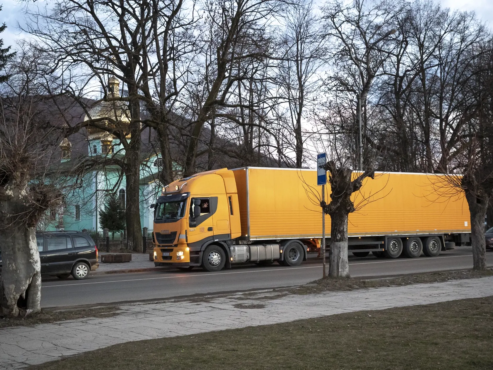 Vykládka humanitnej pomoci v meste Veľké Berezné, ktorú iniciovali obyvatelia bratislavskej mestskej časti Petržalka. Kamióny stále na hranici viac ako 8 hodín, kým ich preclili.