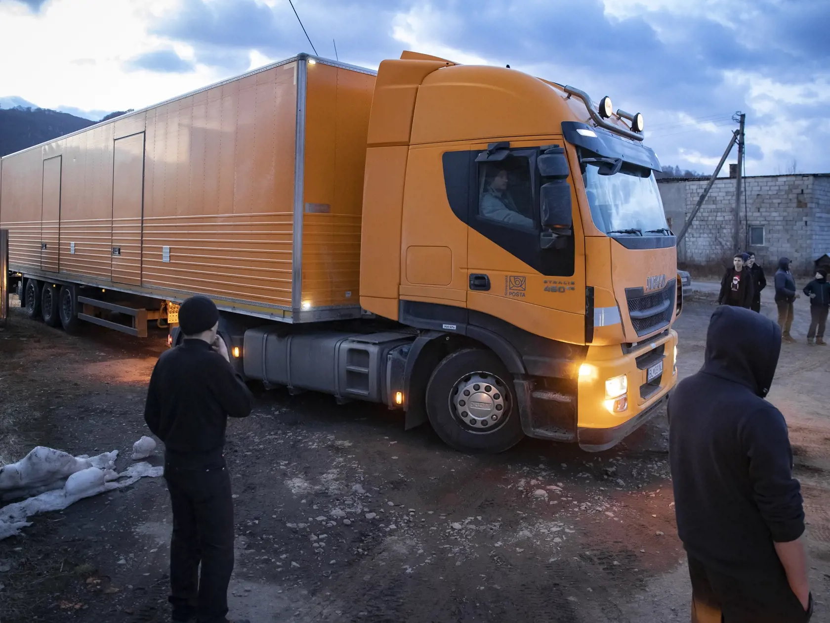Vykládka humanitnej pomoci v meste Veľké Berezné, ktorú iniciovali obyvatelia bratislavskej mestskej časti Petržalka. Kamióny stále na hranici viac ako 8 hodín, kým ich preclili.