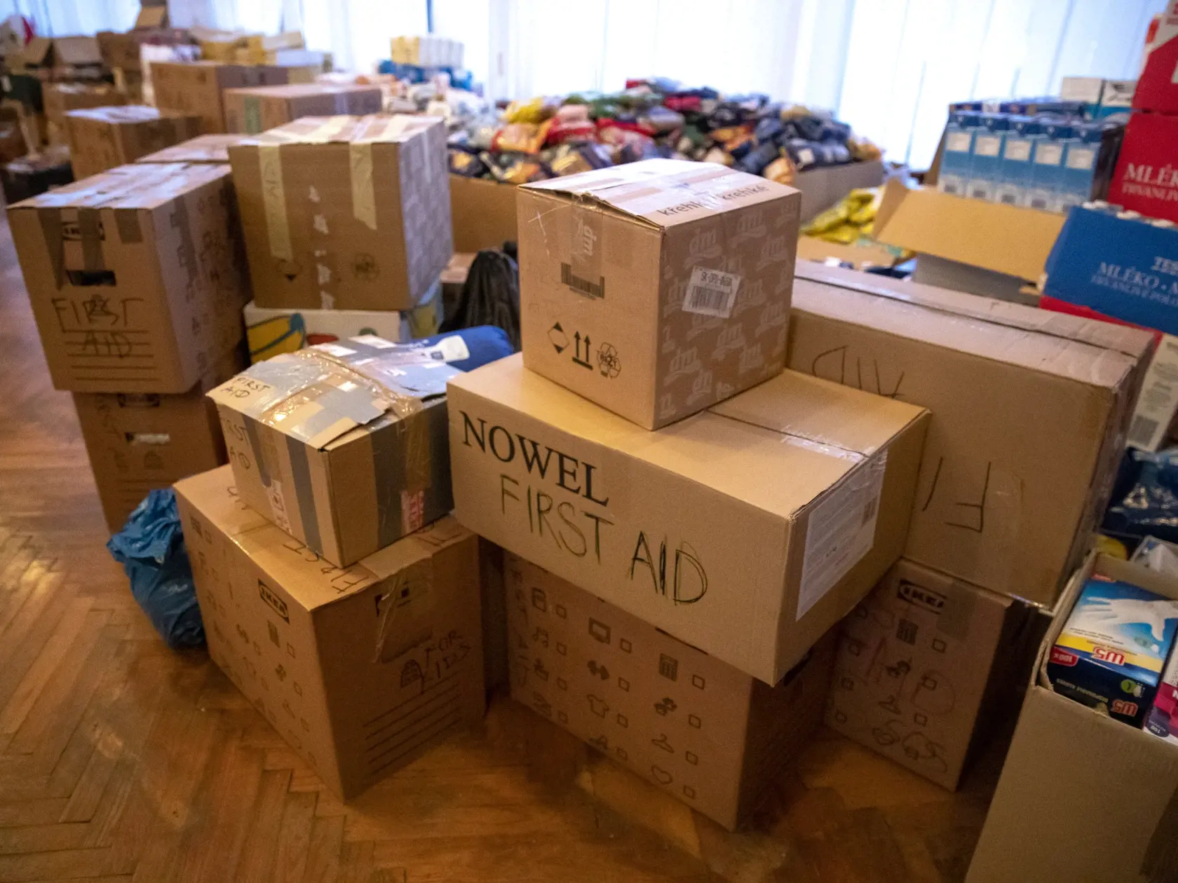 Na snímke je priebeh vyložená humanitárna pomoc v meste Veľké Berezné. Prišla z Petržalky.