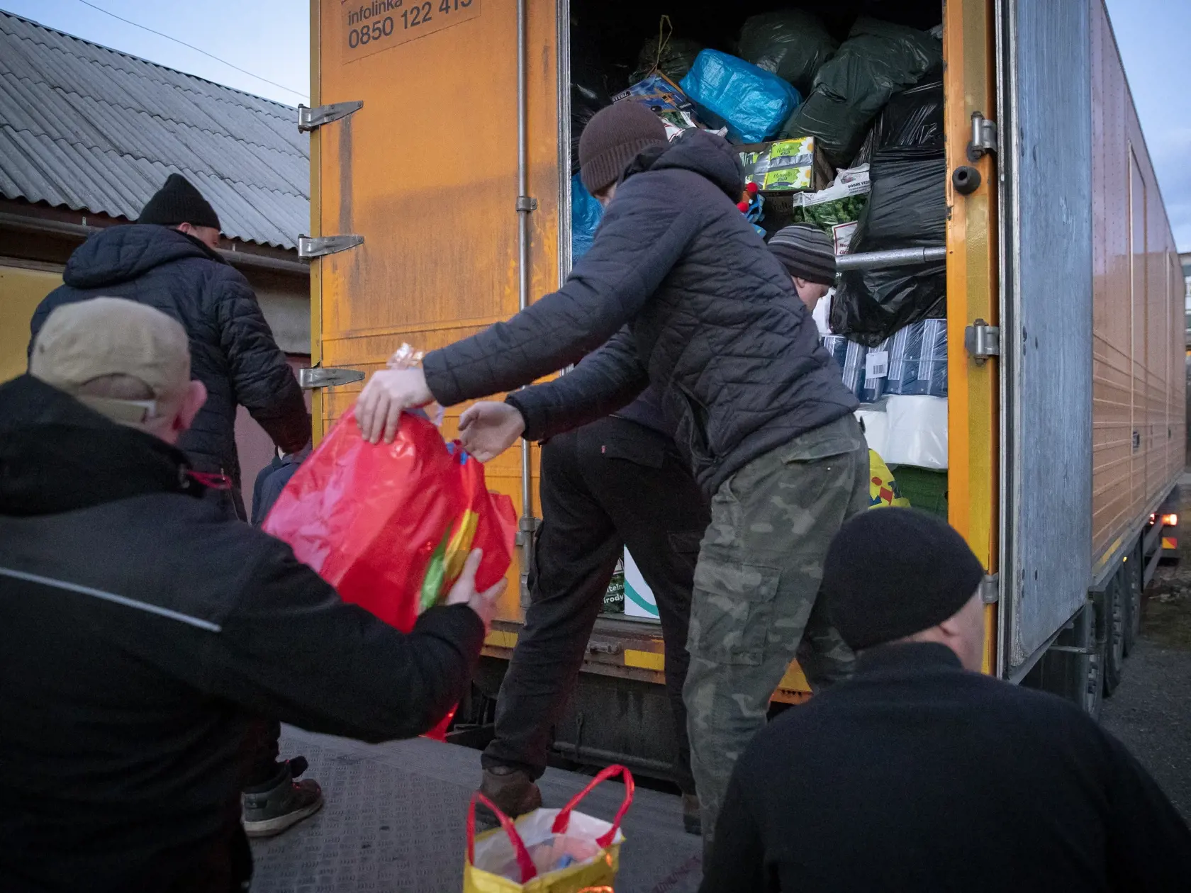 Vykládka humanitnej pomoci v meste Veľké Berezné, ktorú iniciovali obyvatelia bratislavskej mestskej časti Petržalka. Kamióny stále na hranici viac ako 8 hodín, kým ich preclili.
