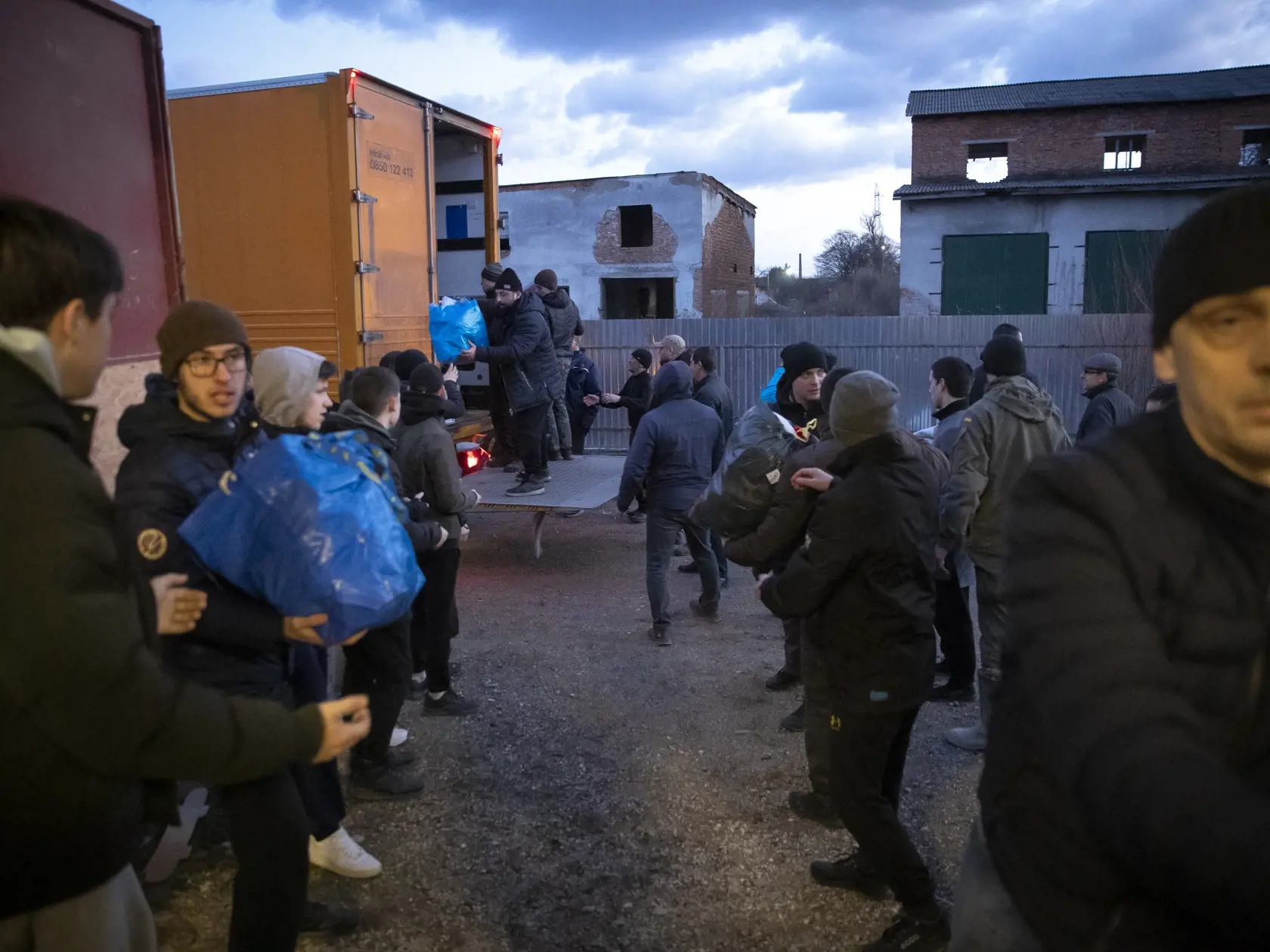 Vykládka humanitnej pomoci v meste Veľké Berezné, ktorú iniciovali obyvatelia bratislavskej mestskej časti Petržalka. Kamióny stále na hranici viac ako 8 hodín, kým ich preclili.
