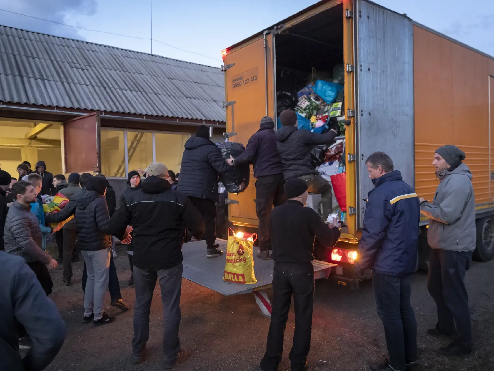 Vykládka humanitnej pomoci v meste Veľké Berezné, ktorú iniciovali obyvatelia bratislavskej mestskej časti Petržalka. Kamióny stále na hranici viac ako 8 hodín, kým ich preclili.