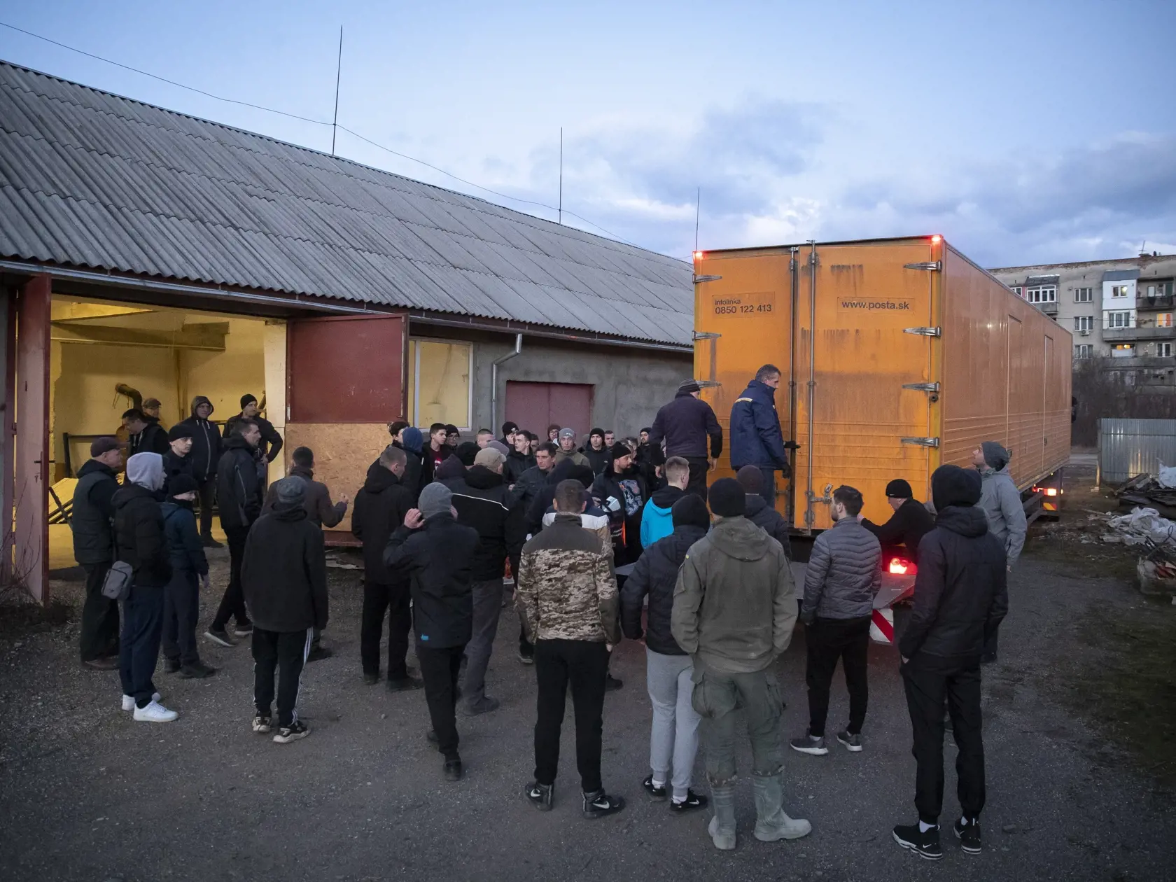 Vykládka humanitnej pomoci v meste Veľké Berezné, ktorú iniciovali obyvatelia bratislavskej mestskej časti Petržalka. Kamióny stále na hranici viac ako 8 hodín, kým ich preclili.