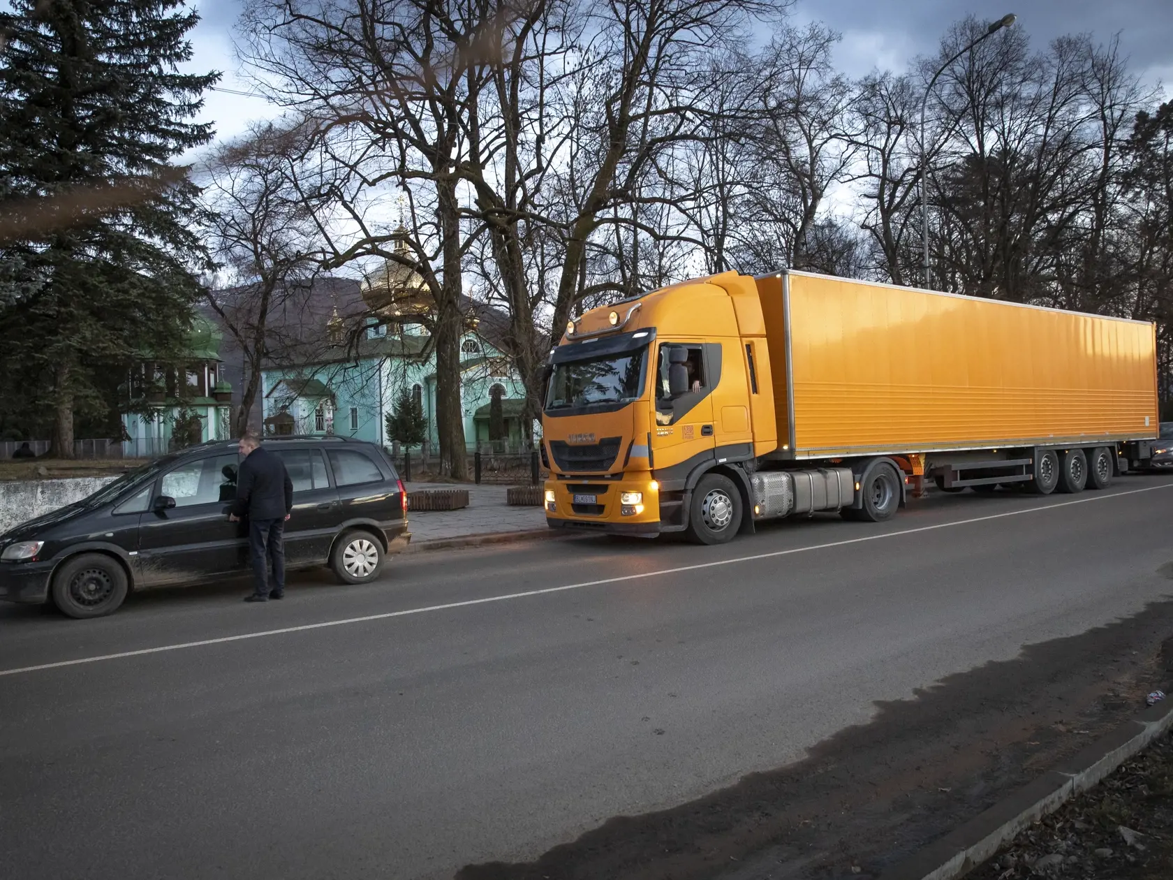Vykládka humanitnej pomoci v meste Veľké Berezné, ktorú iniciovali obyvatelia bratislavskej mestskej časti Petržalka. Kamióny stále na hranici viac ako 8 hodín, kým ich preclili.