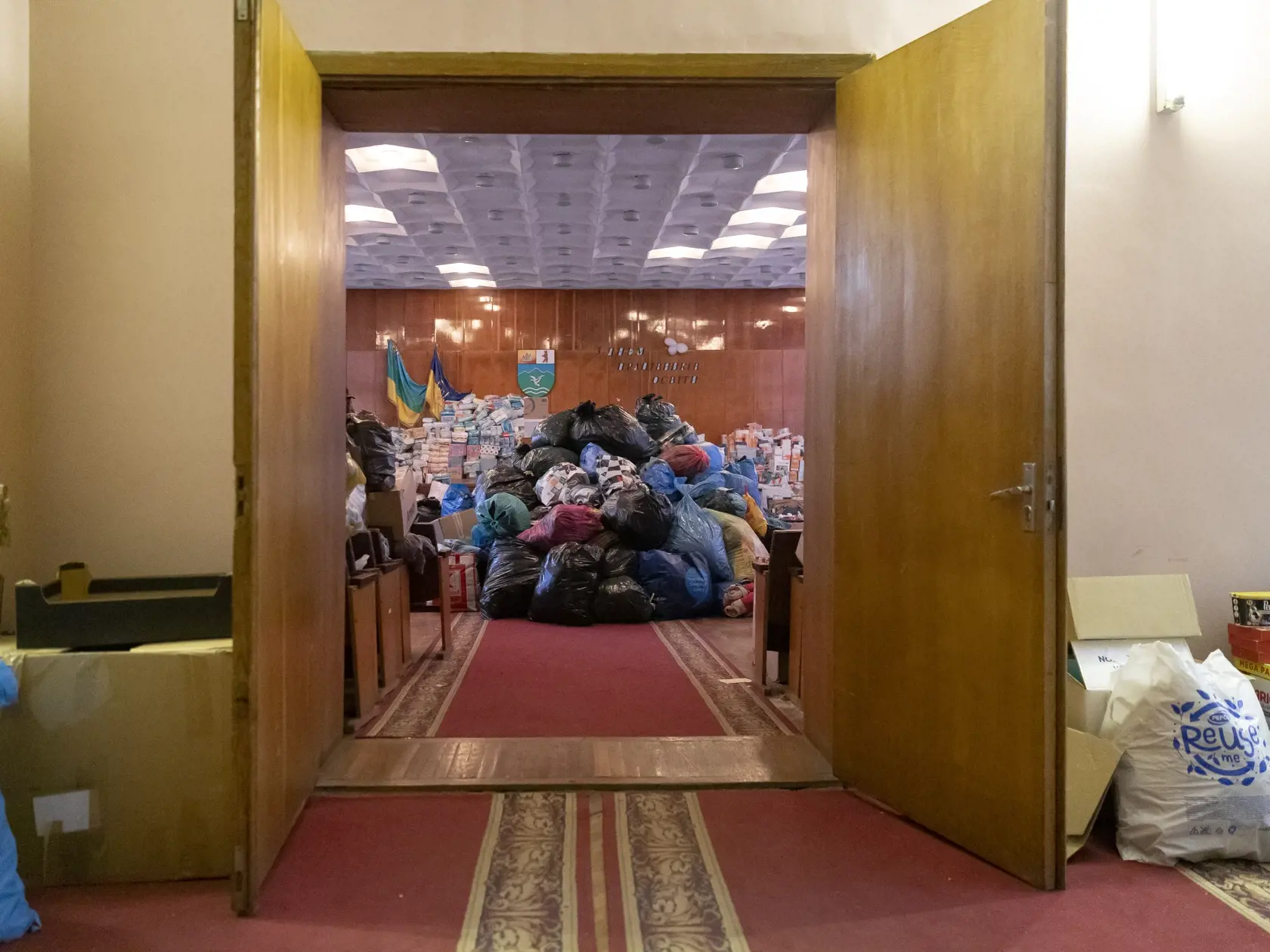 Na snímke je priebeh vyložená humanitárna pomoc v meste Veľké Berezné. Prišla z Petržalky.