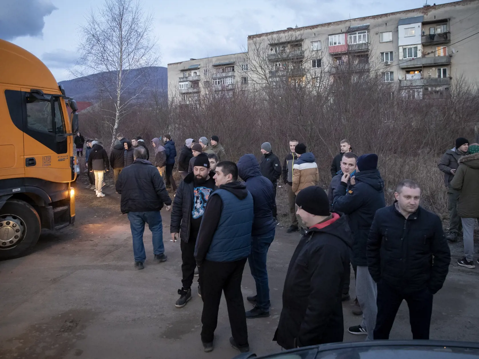 Vykládka humanitnej pomoci v meste Veľké Berezné, ktorú iniciovali obyvatelia bratislavskej mestskej časti Petržalka. Kamióny stále na hranici viac ako 8 hodín, kým ich preclili.