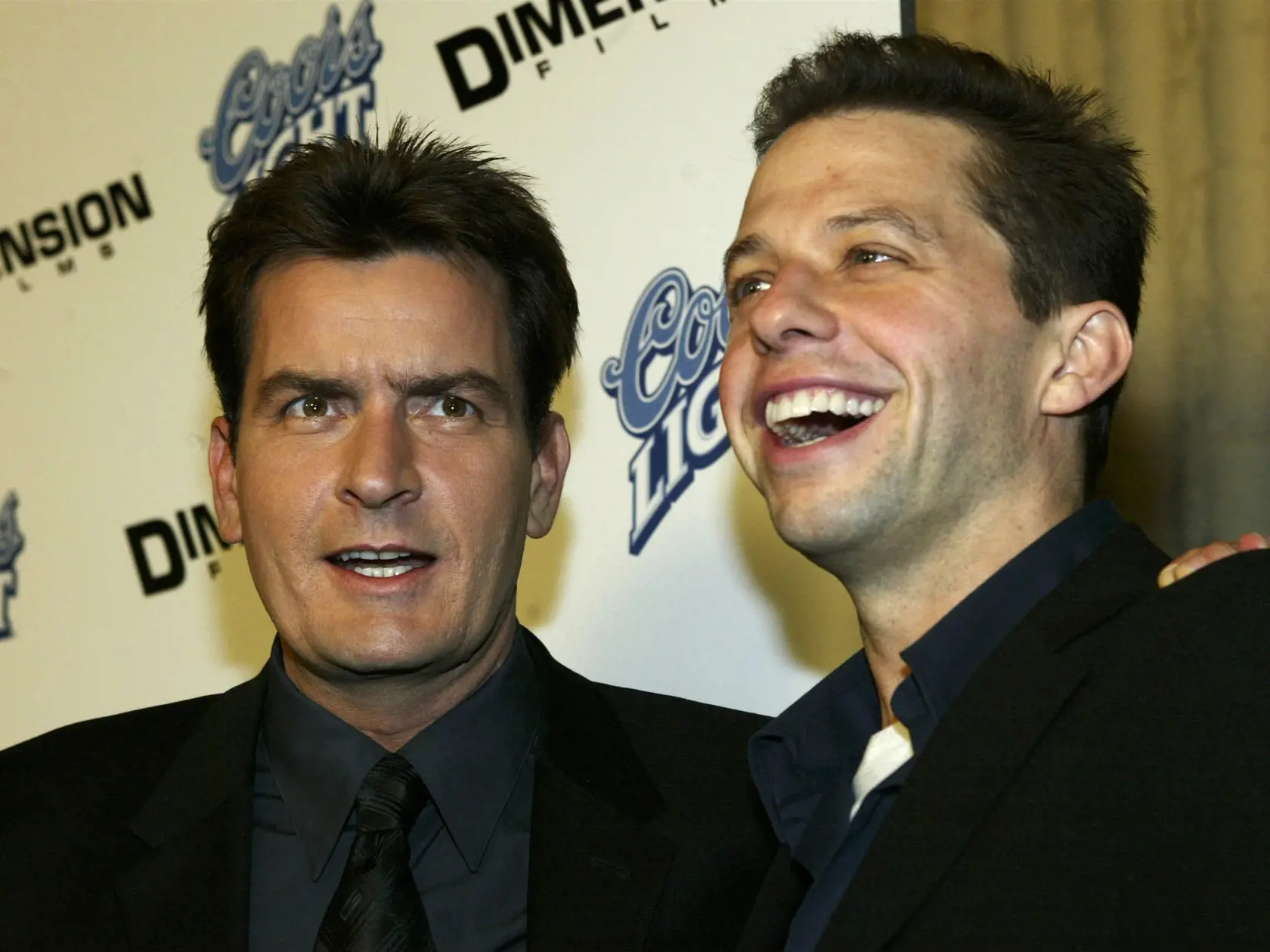 Seriáloví bratia Charlie Sheen a Jon Cryer.