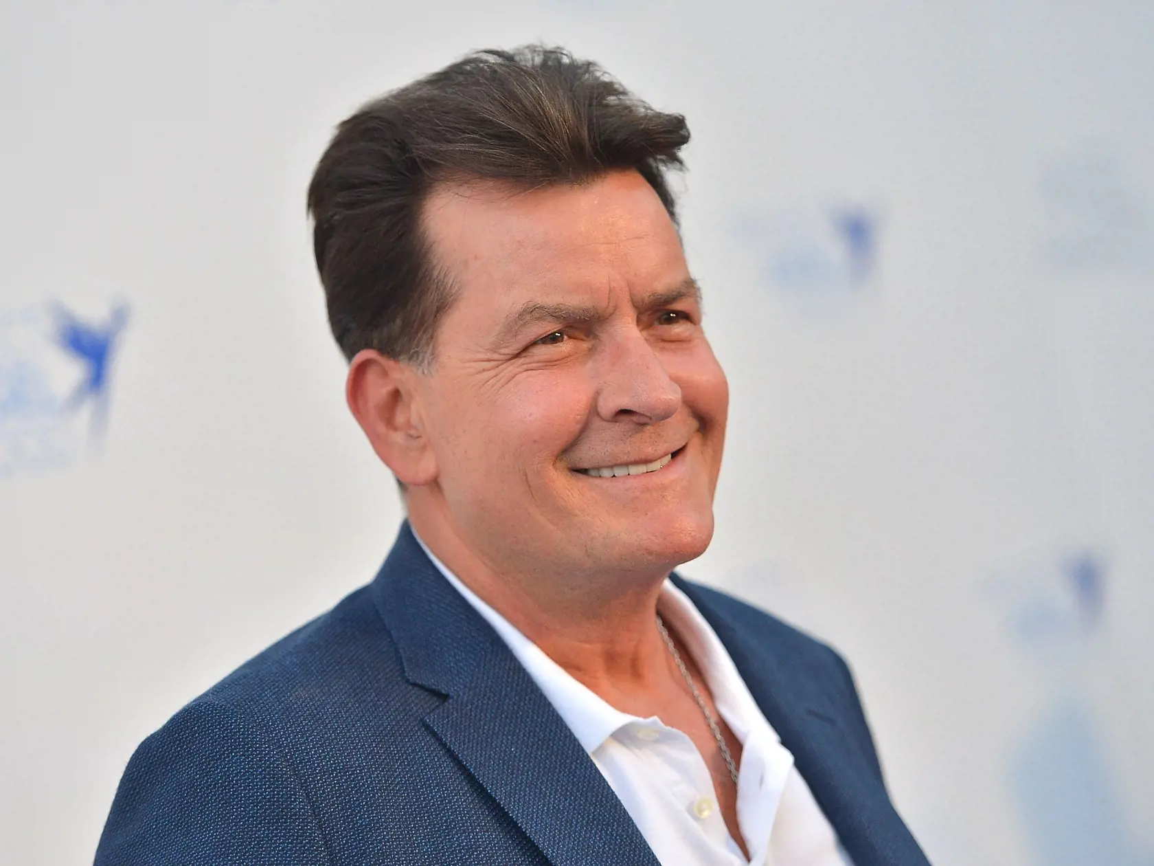 Charlie Sheen bol pred par dňami napadnutý susedkou, s ktorou majú už nejakú dobu spor. Pokúšala sa herca uškrtiť.