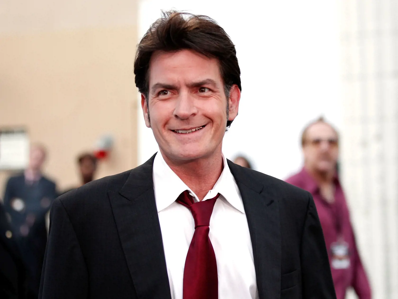 Charlie Sheen bol pred par dňami napadnutý susedkou, s ktorou majú už nejakú dobu spor. Pokúšala sa herca uškrtiť.