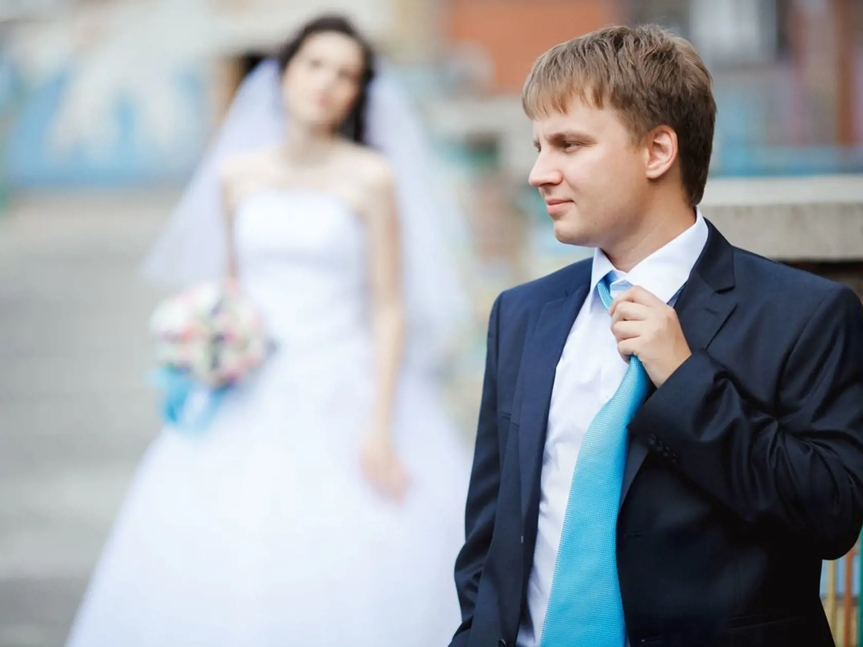 Šialená žena kyticou zaútočila na ženícha