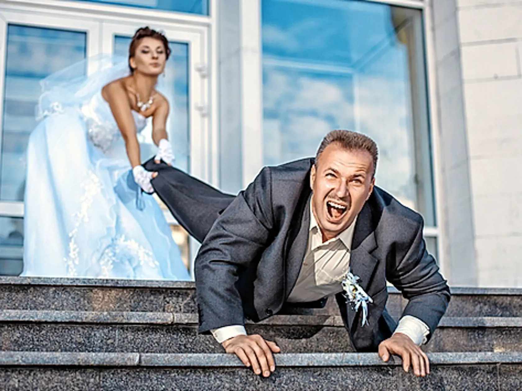 Šialená žena kyticou zaútočila na ženícha