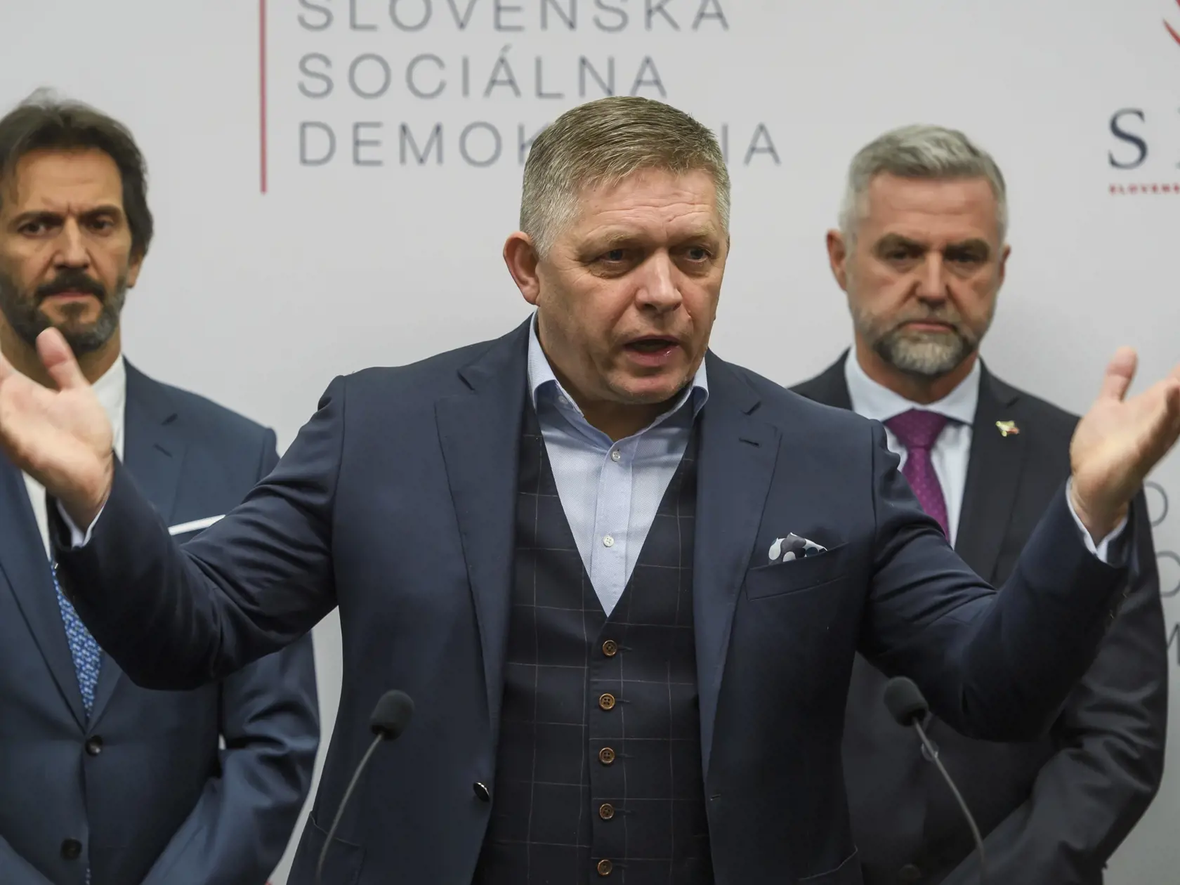 Na snímke zľava člen predsedníctva strany Smer-SD, vicepremiér a minister obrany SR Robert Kaliňák, premiér SR a predseda strany Smer-SD Robert Fico, poslanec Národnej rady (NR) SR a predseda Výboru NR SR pre obranu a bezpečnosť Tibor Gašpar (Smer-SD) počas tlačovej konferencie k posledným obvineniam Tibora Gašpara v Bratislave v nedeľu 10. decembra 2023. FOTO TASR - Jaroslav Novák