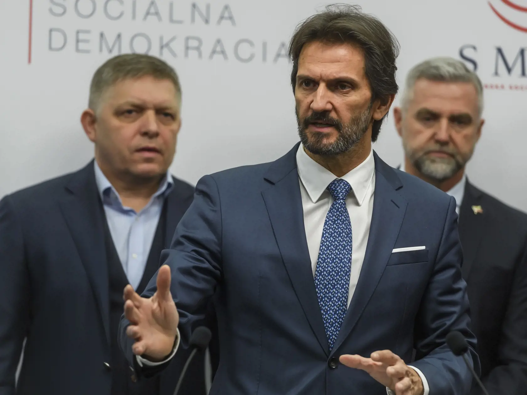 Na snímke zľava premiér SR a predseda strany Smer-SD Robert Fico, člen predsedníctva strany Smer-SD, vicepremiér a minister obrany SR Robert Kaliňák a poslanec Národnej rady (NR) SR a predseda Výboru NR SR pre obranu a bezpečnosť Tibor Gašpar (Smer-SD) počas tlačovej konferencie k posledným obvineniam Tibora Gašpara v Bratislave v nedeľu 10. decembra 2023. FOTO TASR - Jaroslav Novák